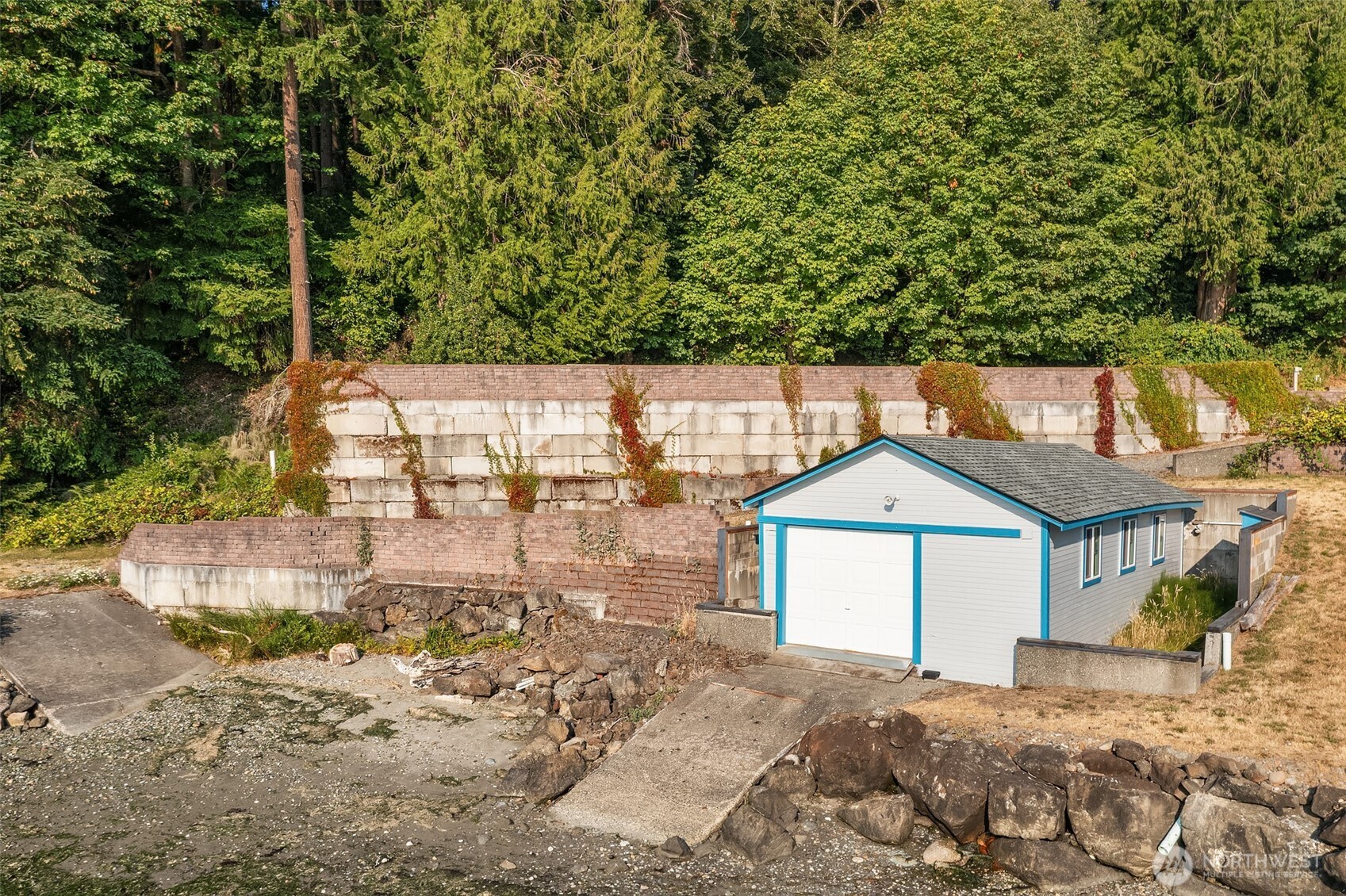 16075 Crescent Drive Property Photo 4