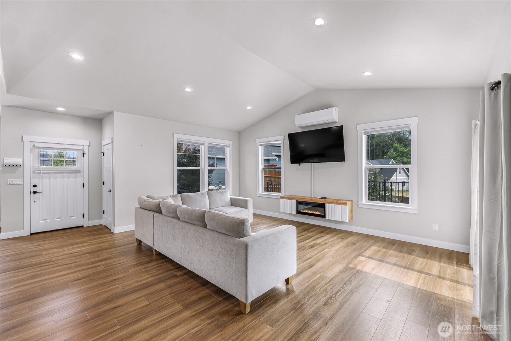 1913 Benjamin Court Property Photo 6