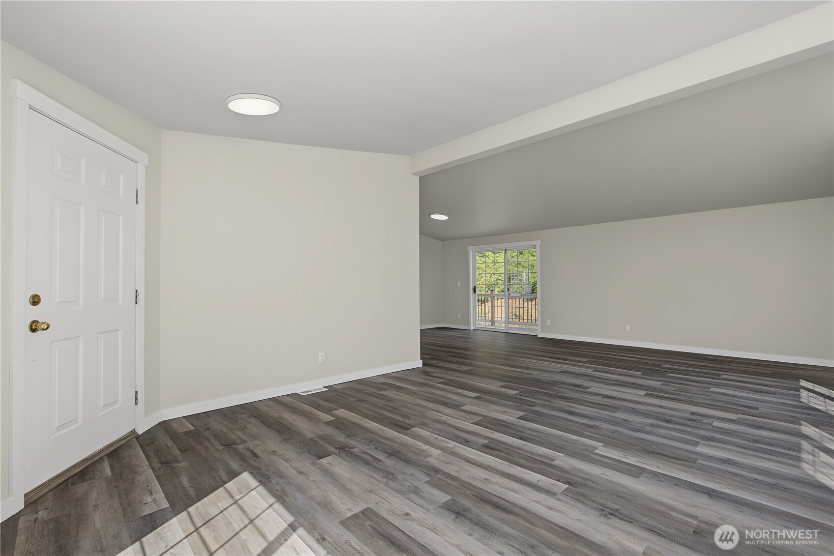 438 E Mommsen Street Property Photo 7