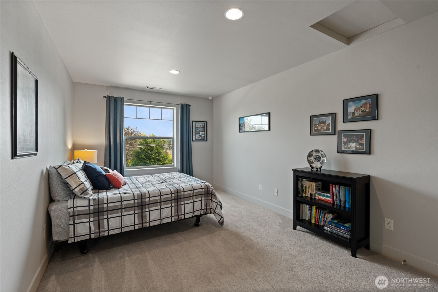 2218 N Huson Property Photo 25