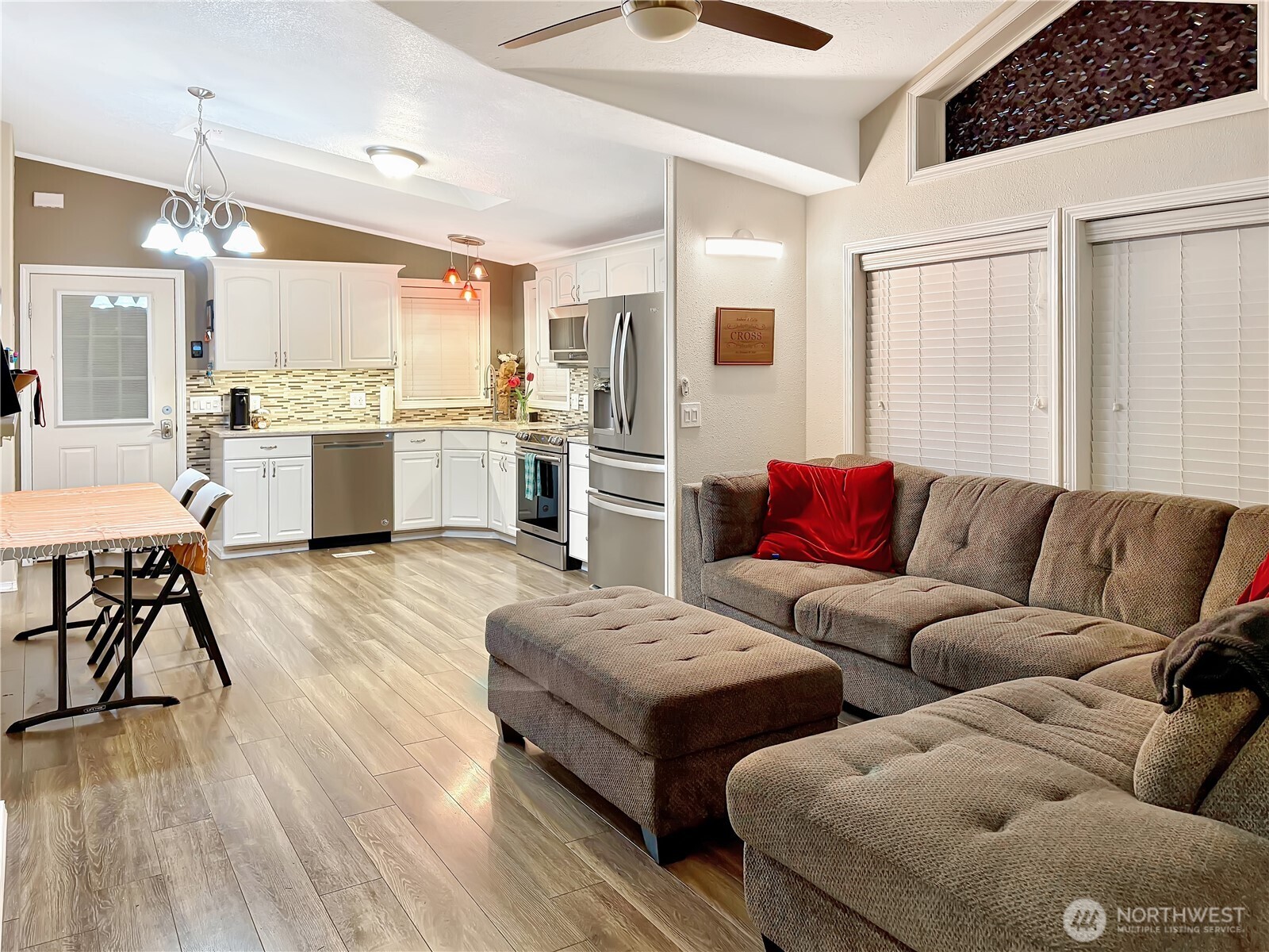 4328 Lakeview Ct Property Photo 6