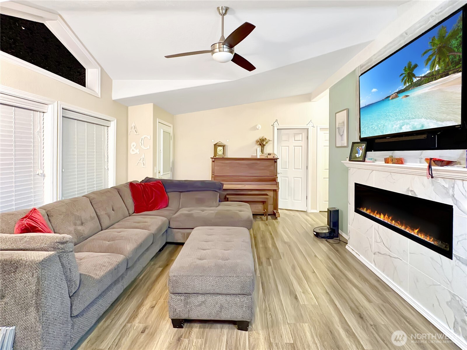 4328 Lakeview Ct Property Photo 9