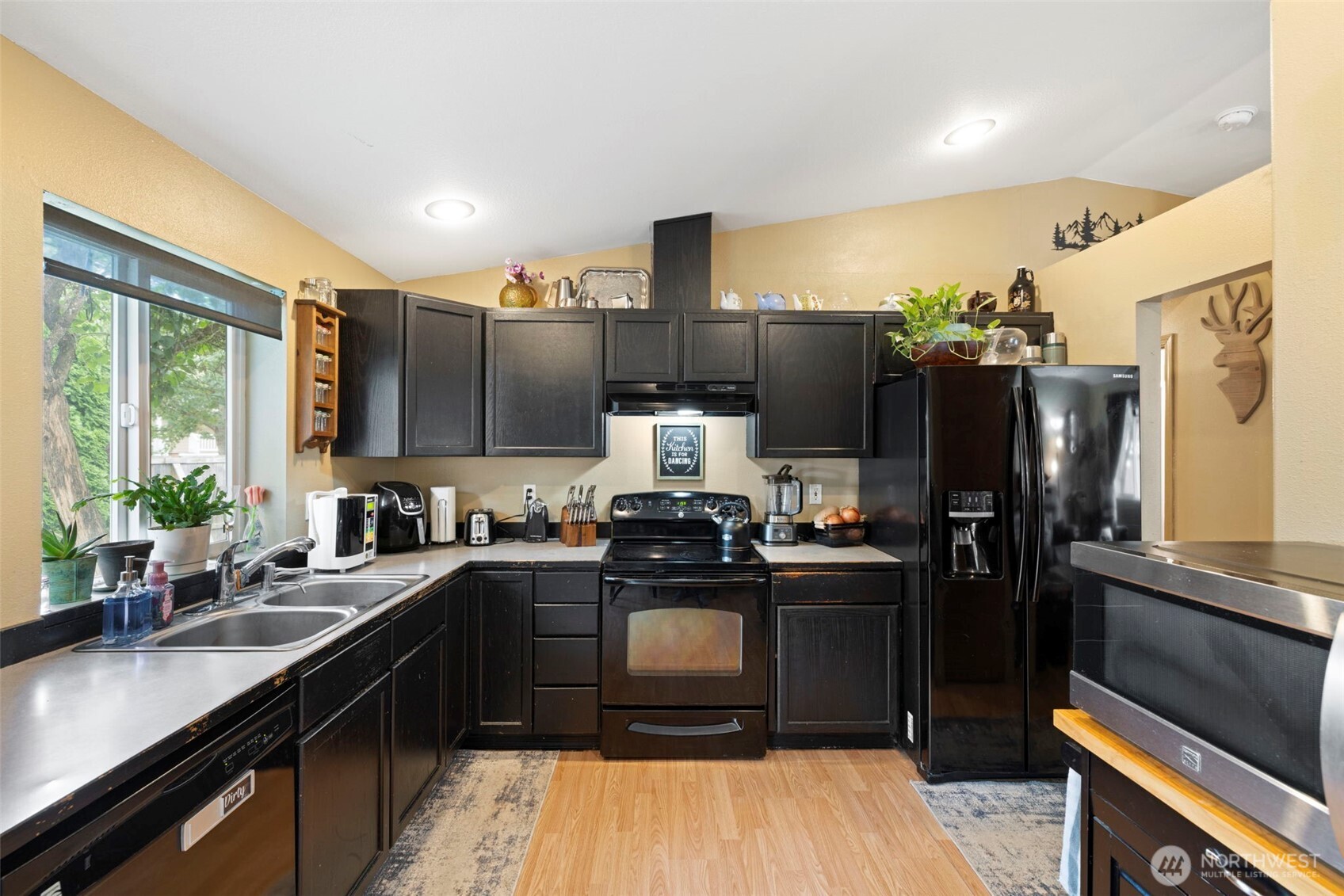408 Amberwood Circle Property Photo 16