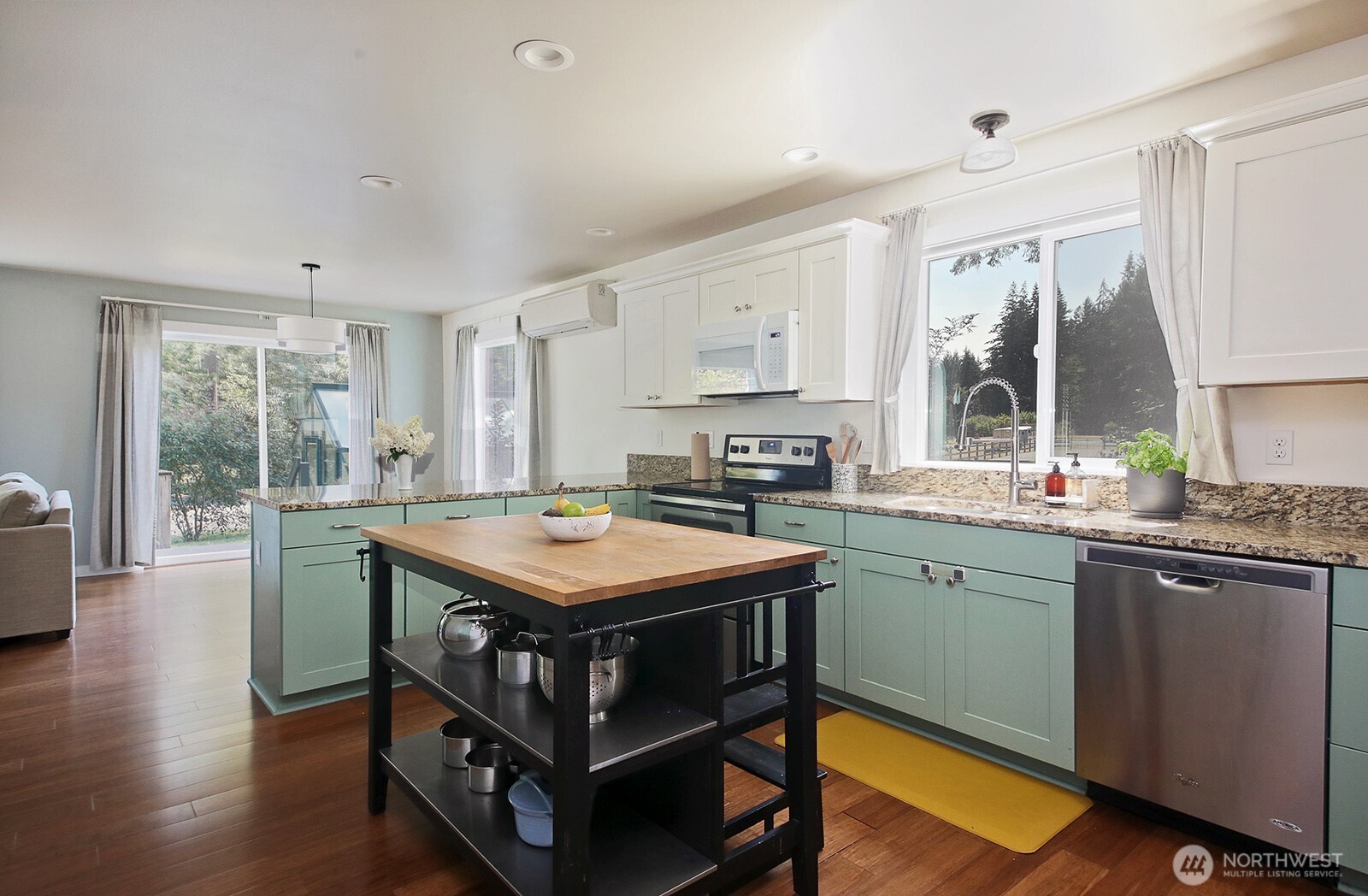 4194 Moorland Place Property Photo 6