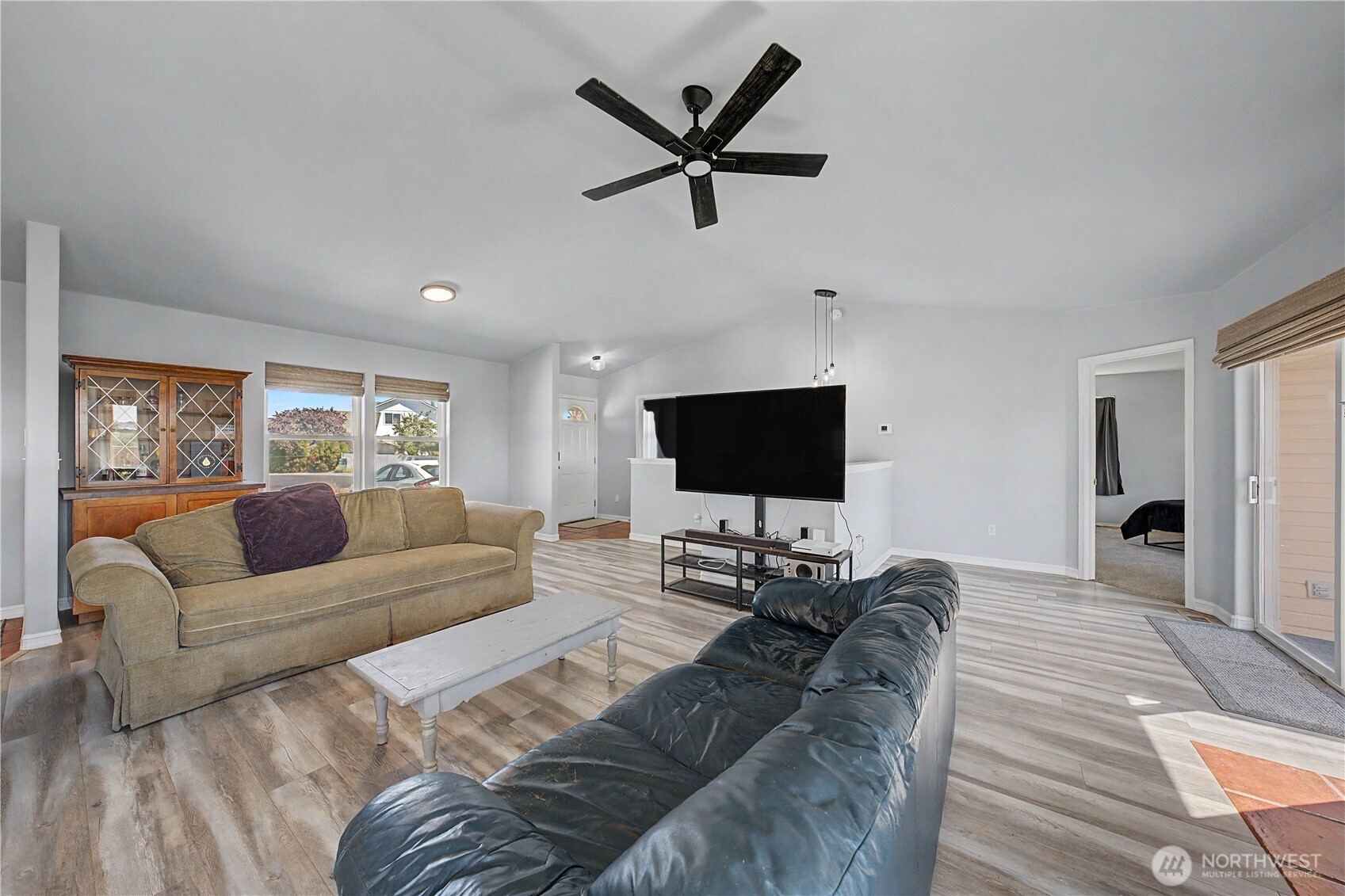 909 W Windrose Drive Property Photo 5
