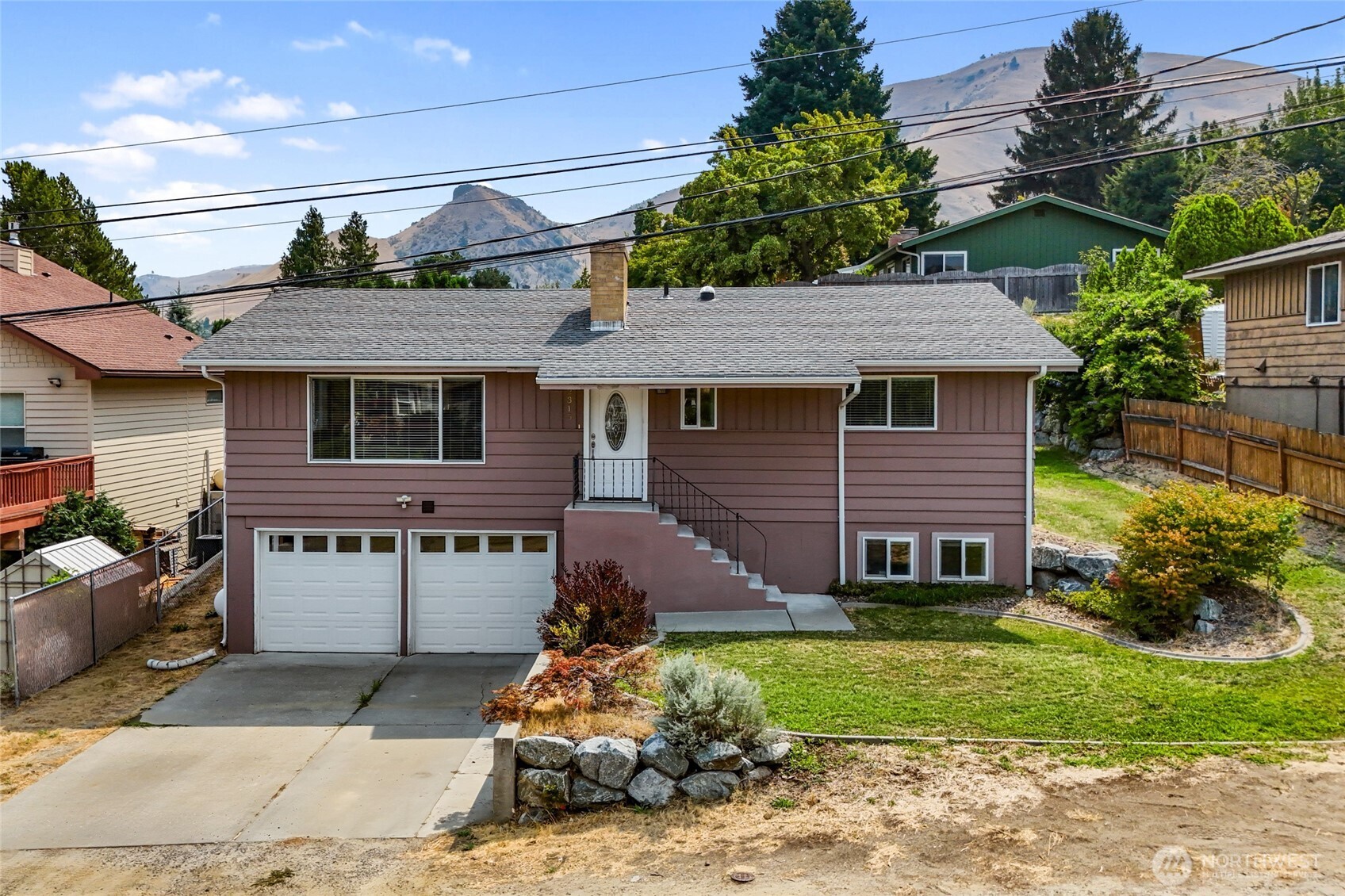 2315 Lester Street Property Photo 1