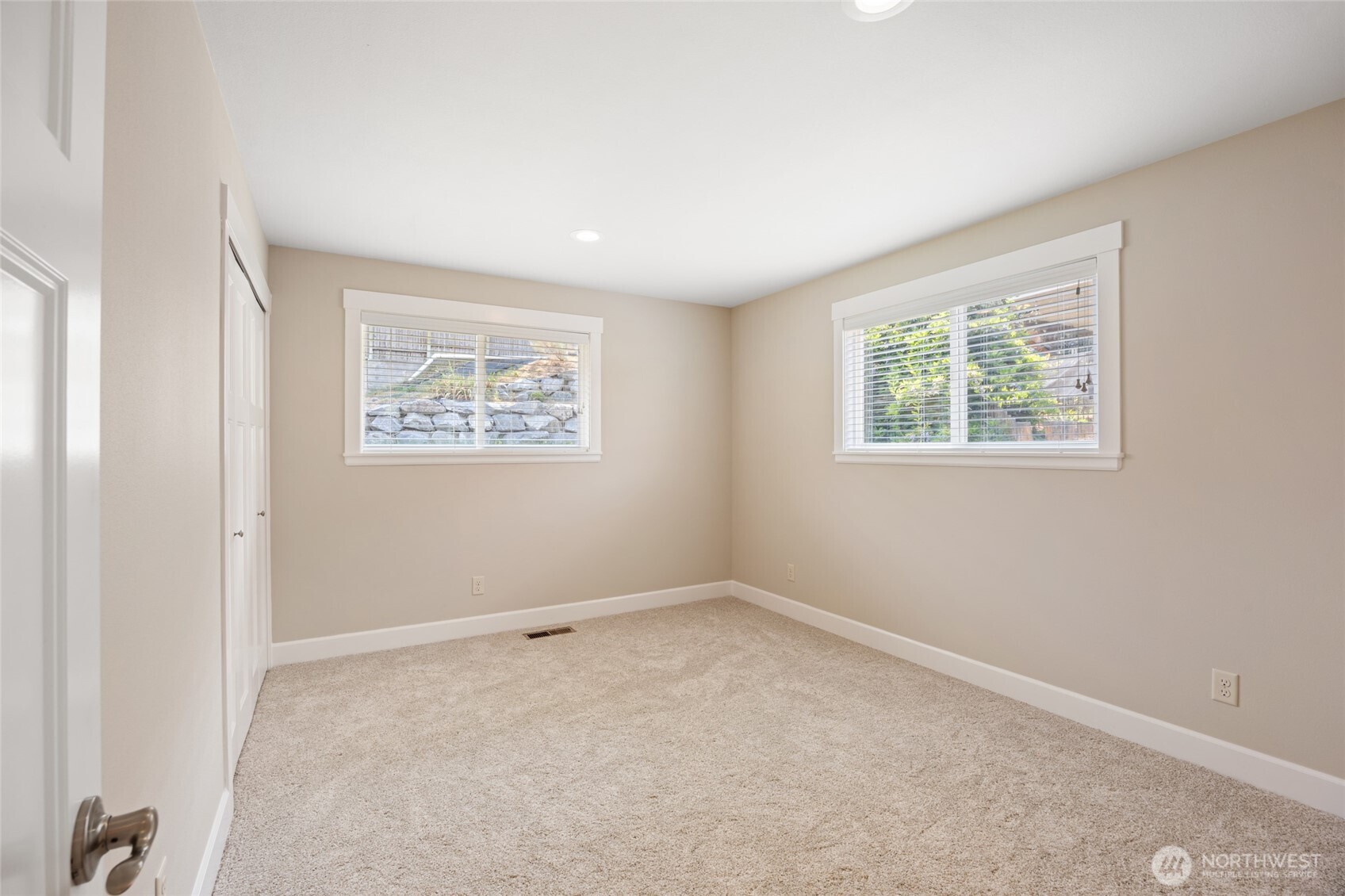2315 Lester Street Property Photo 15