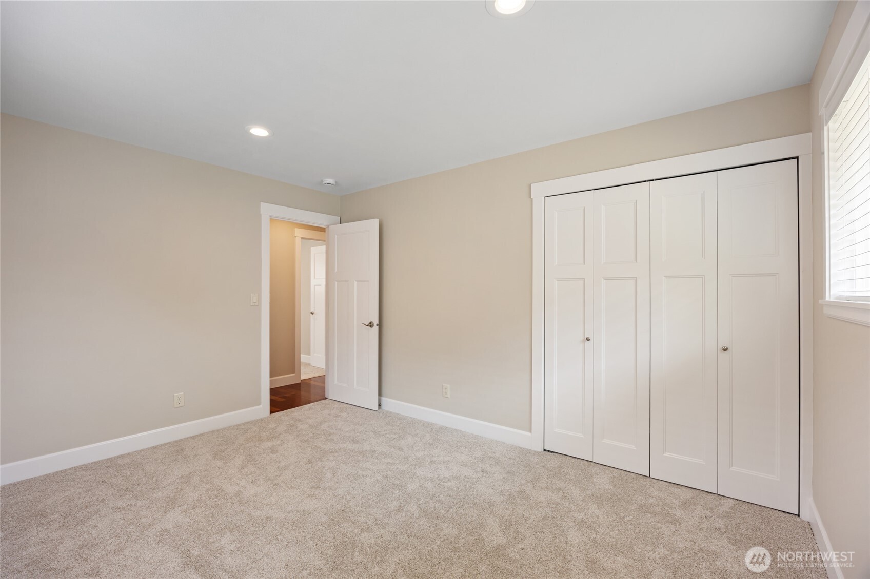 2315 Lester Street Property Photo 16