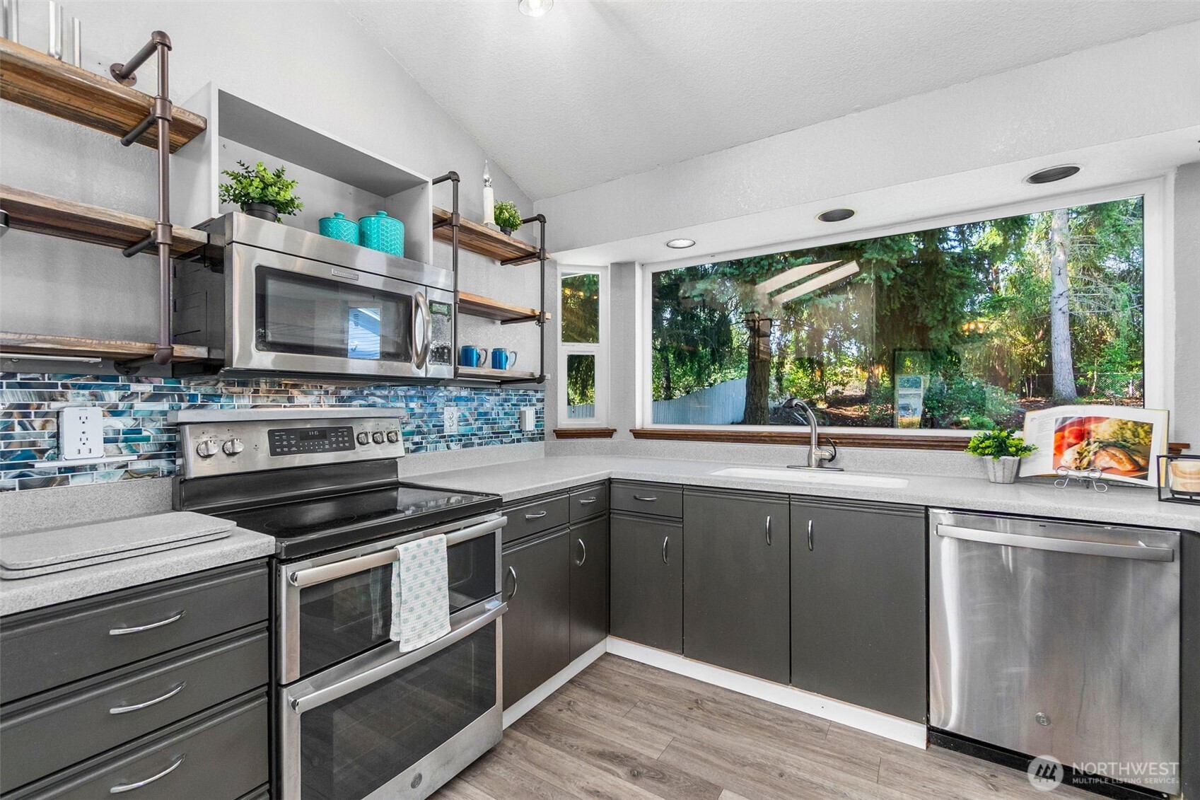 3902 Larchmont Avenue Property Photo 16