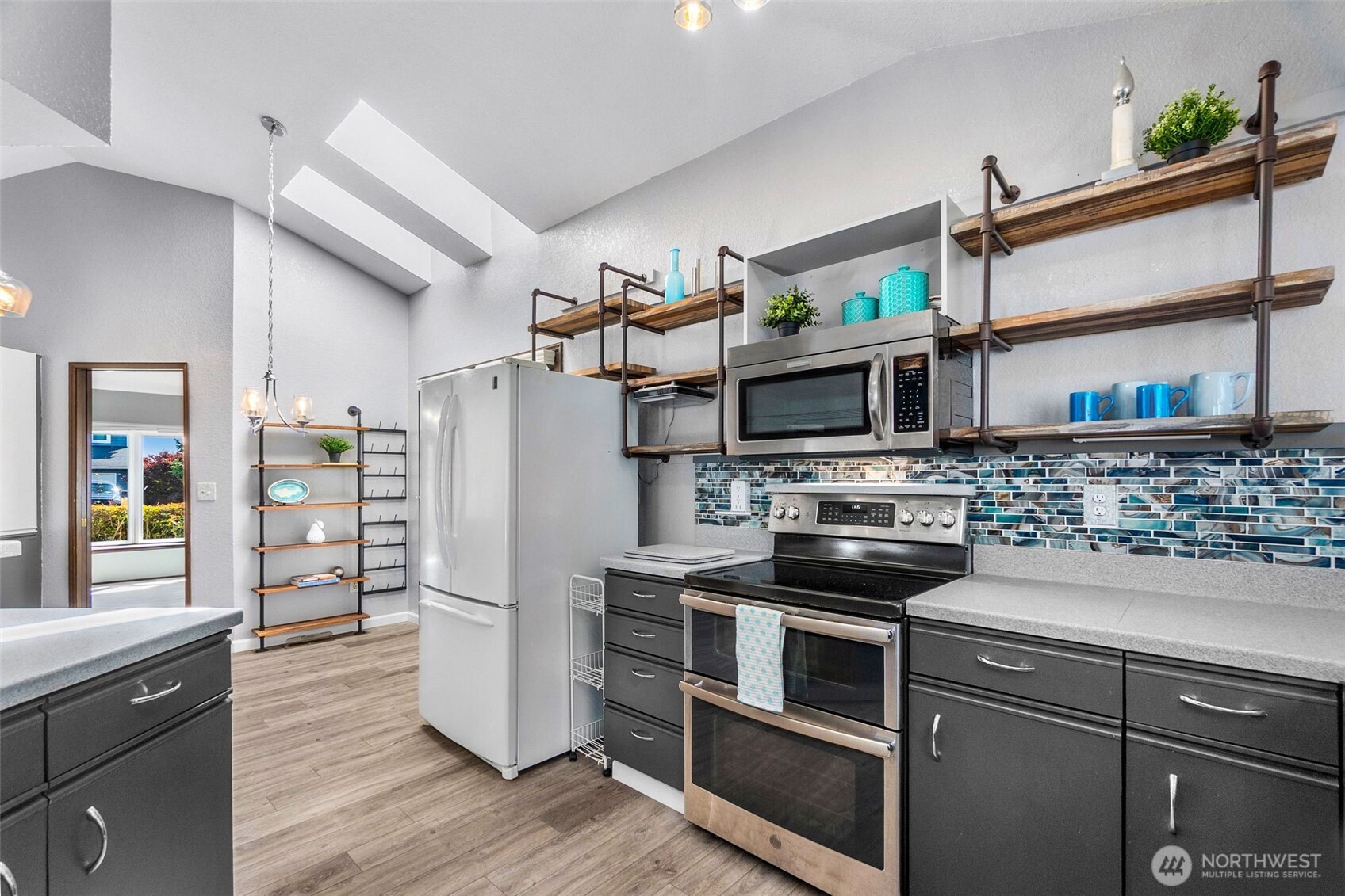 3902 Larchmont Avenue Property Photo 17
