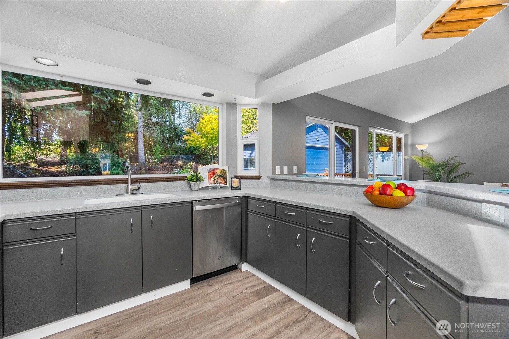 3902 Larchmont Avenue Property Photo 19