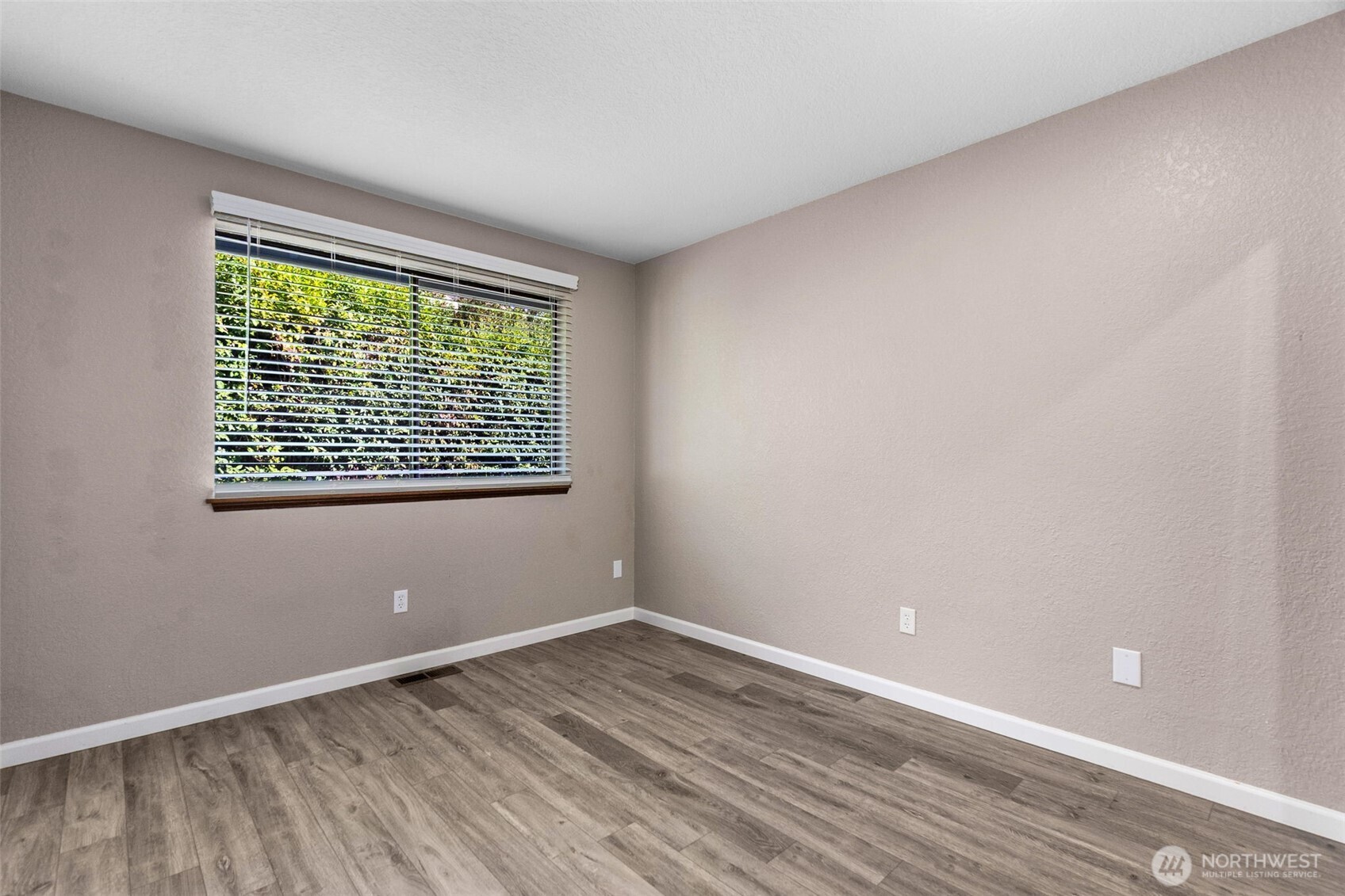 3902 Larchmont Avenue Property Photo 32