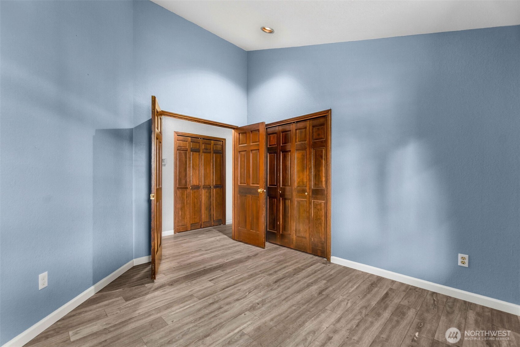 3902 Larchmont Avenue Property Photo 33