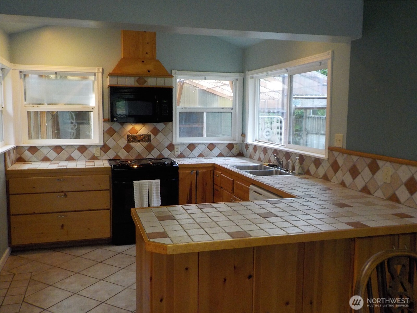 15701 Birch St Property Photo 6