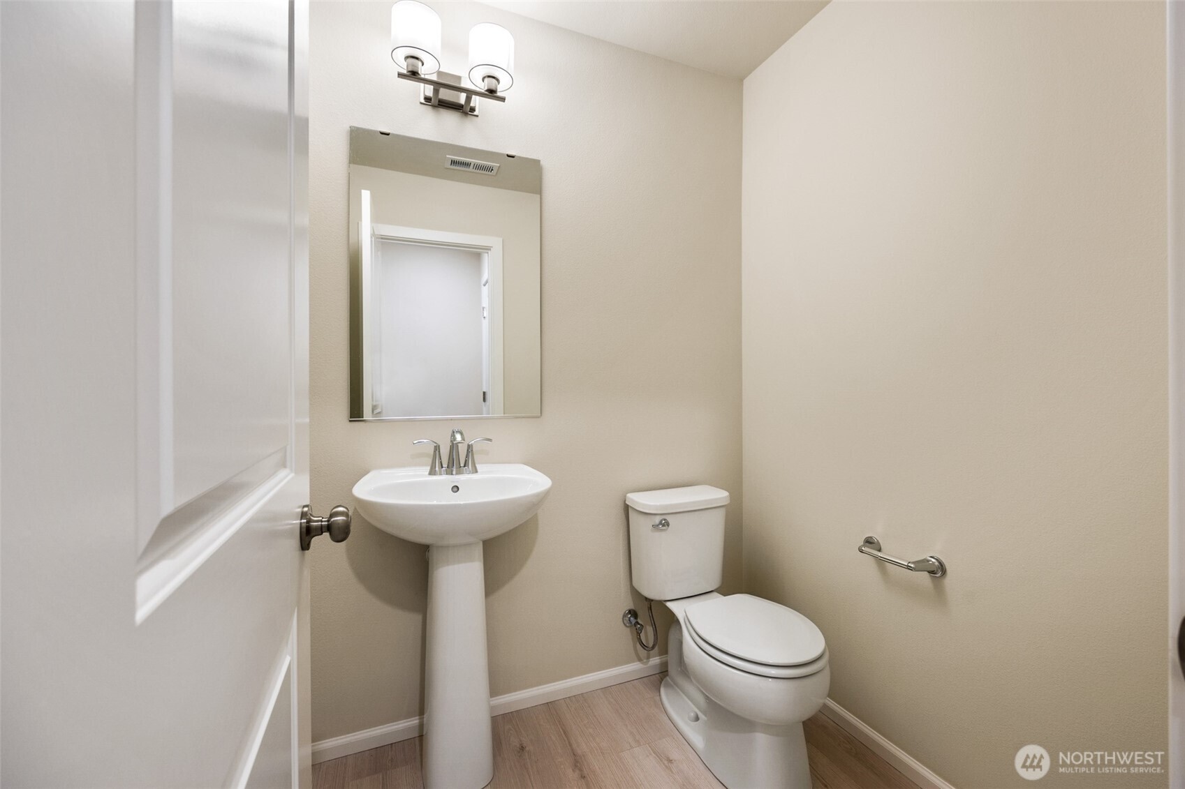 114 Pine Hollow Drive Property Photo 6