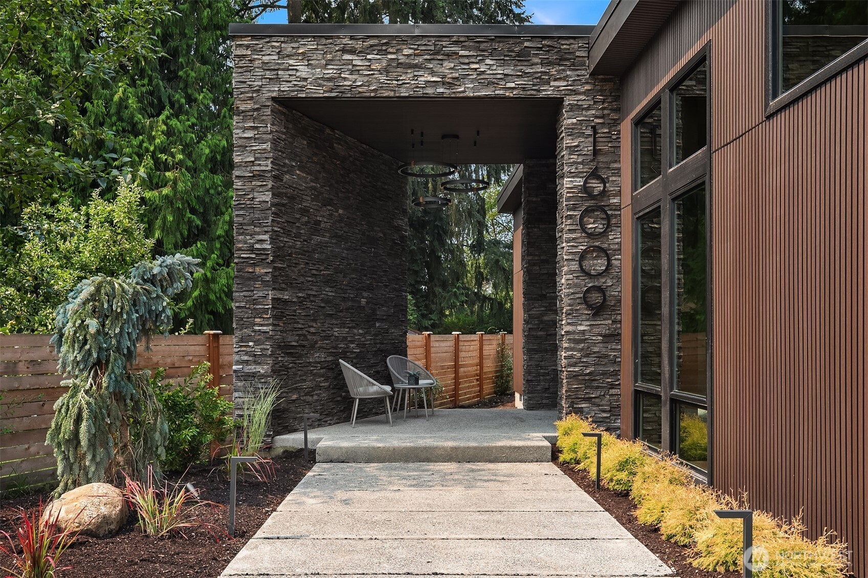 16009 147th Place Property Photo 2