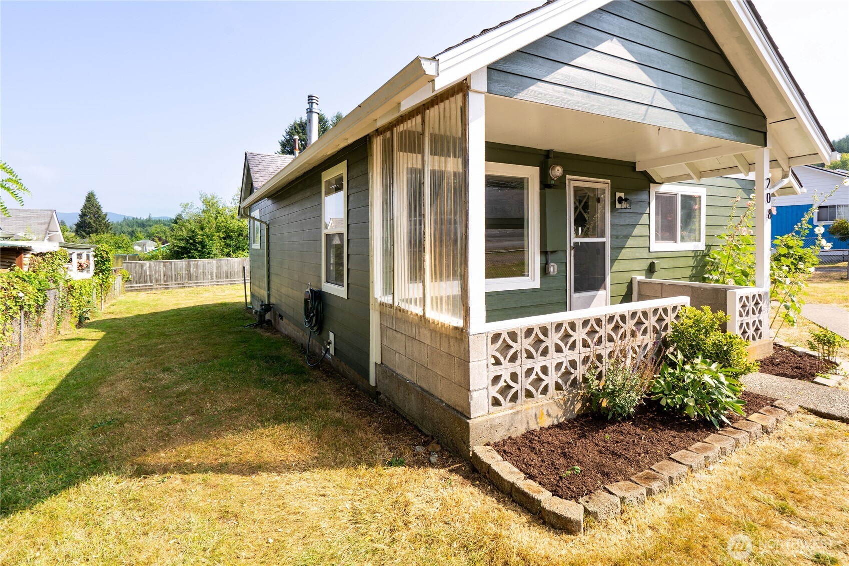 208 E Pine Street Property Photo 3