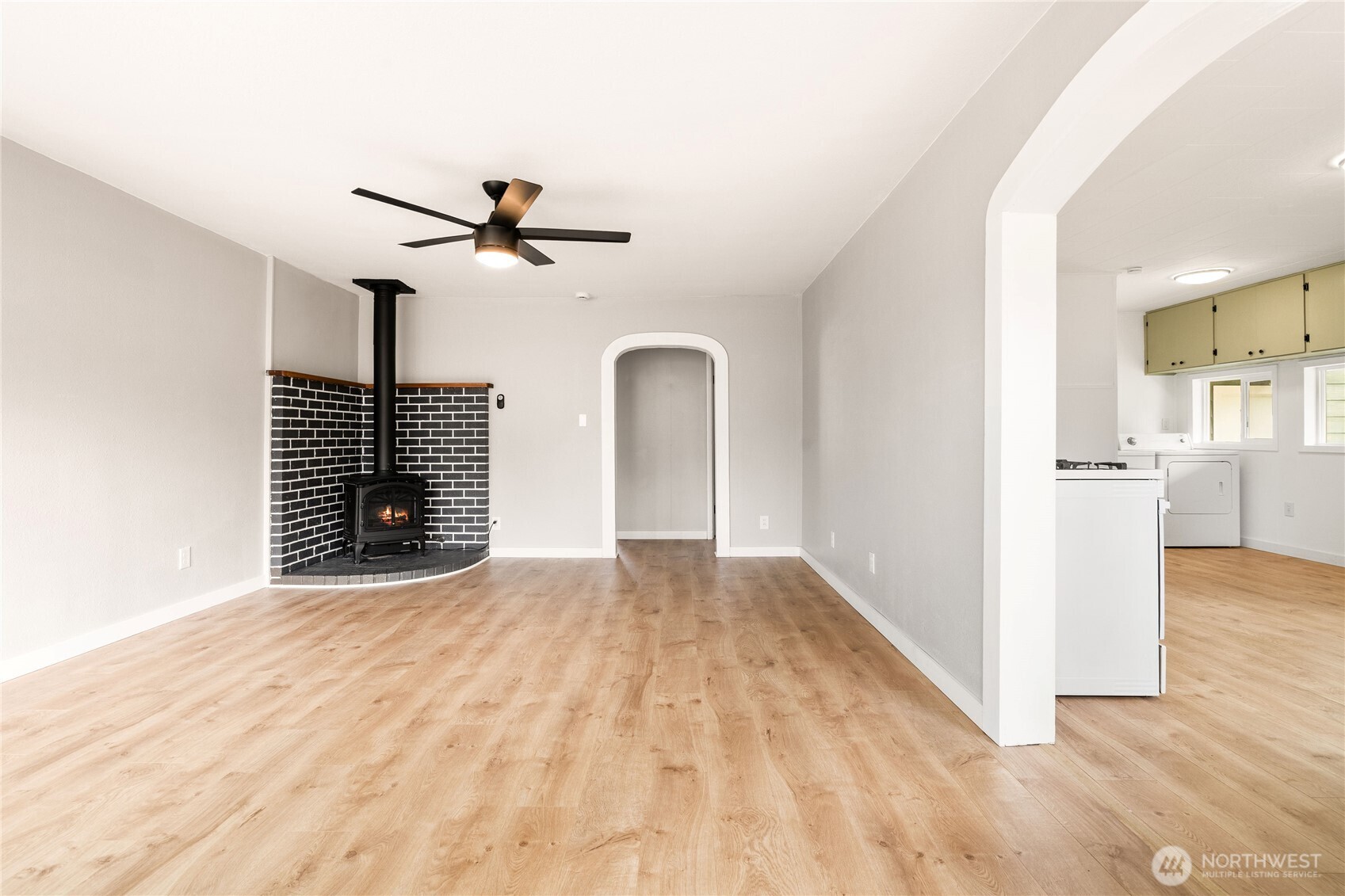 208 E Pine Street Property Photo 4