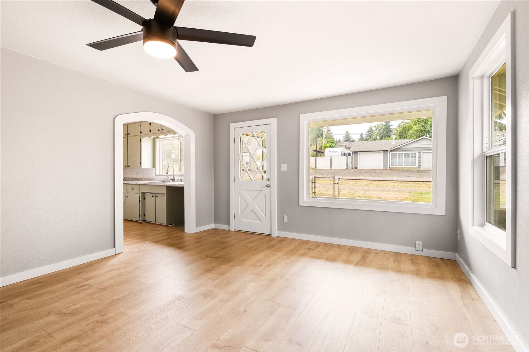 208 E Pine Street Property Photo 6