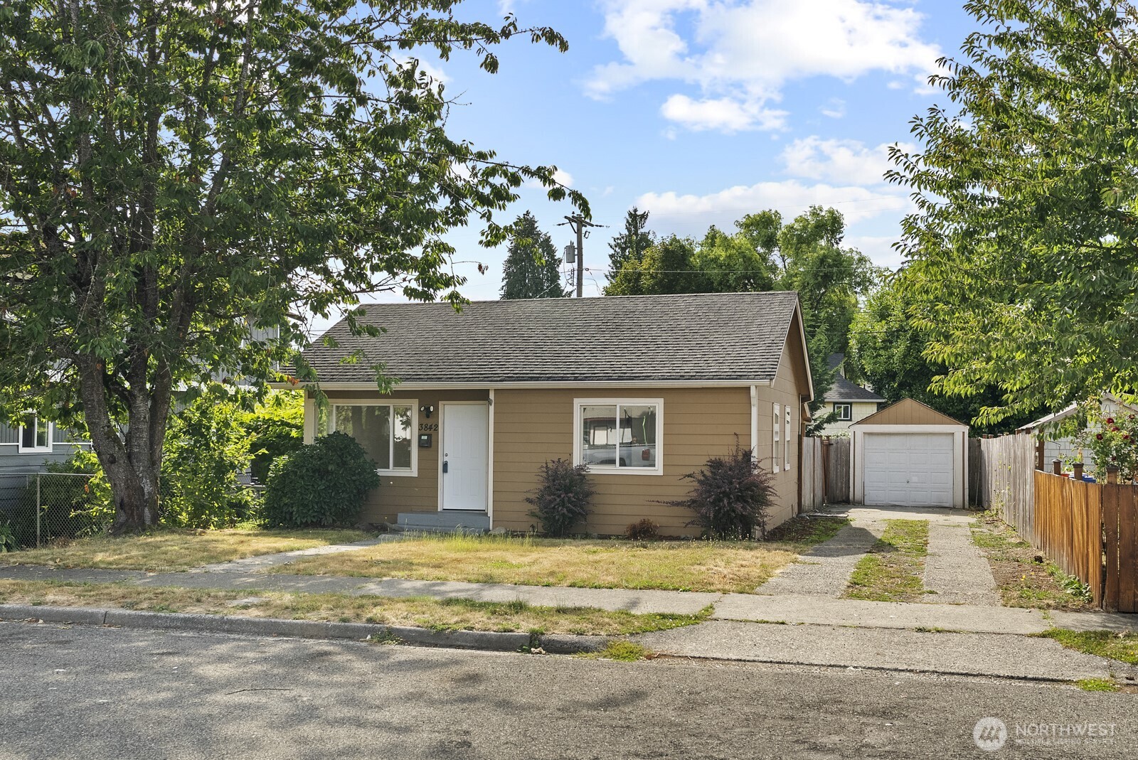 3842 E K Street Property Photo 4