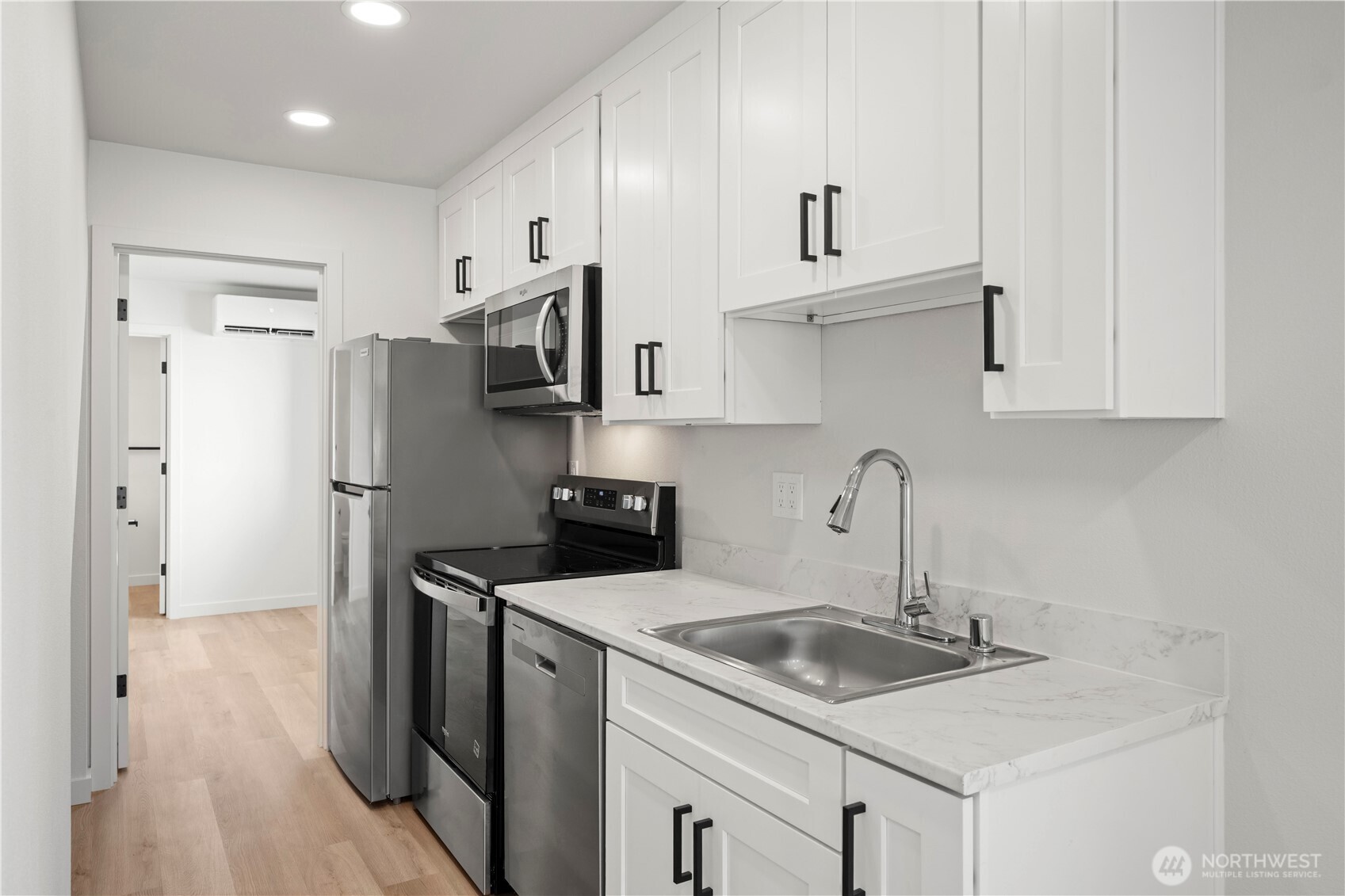 202 S Alder Avenue B Property Photo 4