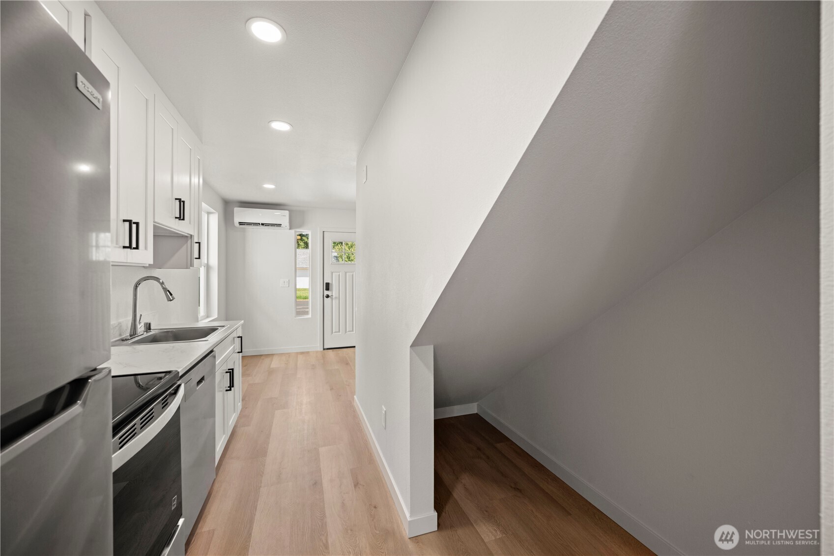 202 S Alder Avenue B Property Photo 6