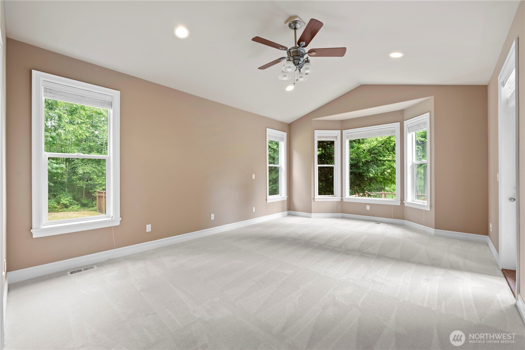 12521 6th Avenue Property Photo 10