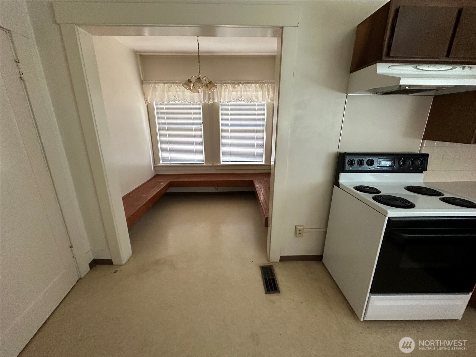 12313 Valley Ave E Property Photo 5