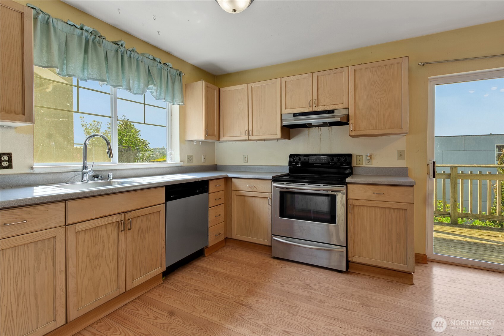 1735 28th Avenue Property Photo 4