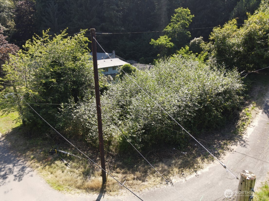 929 Duffy St Property Photo 6