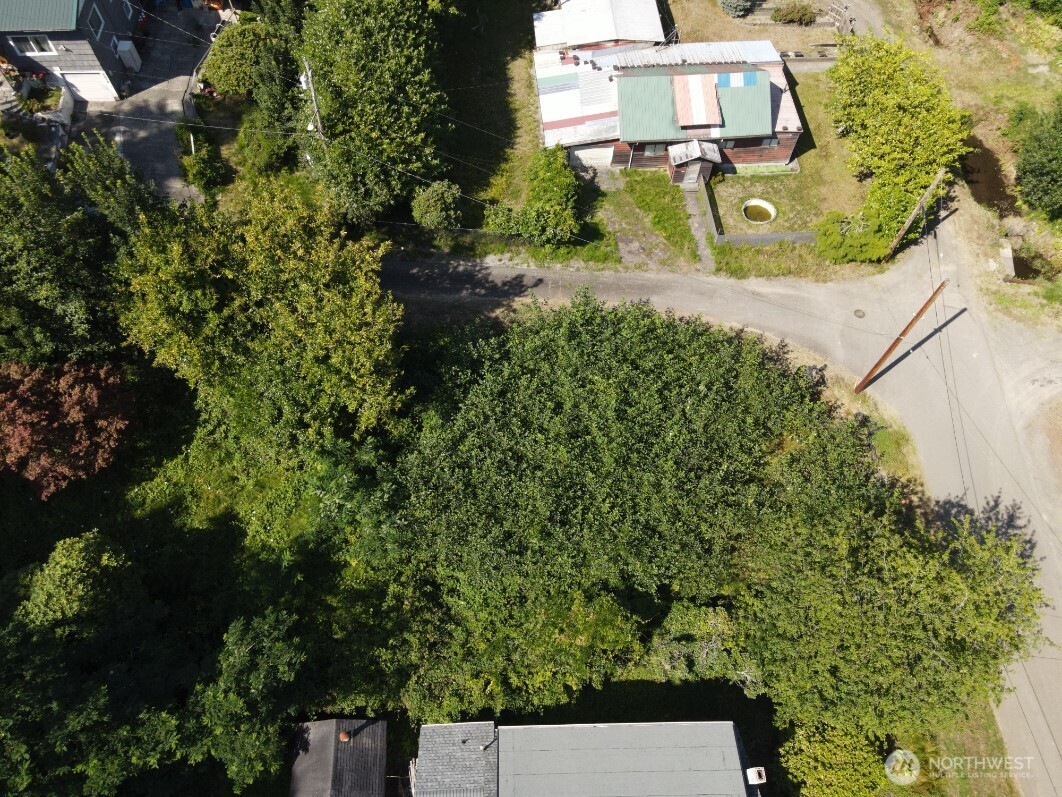 929 Duffy St Property Photo 7