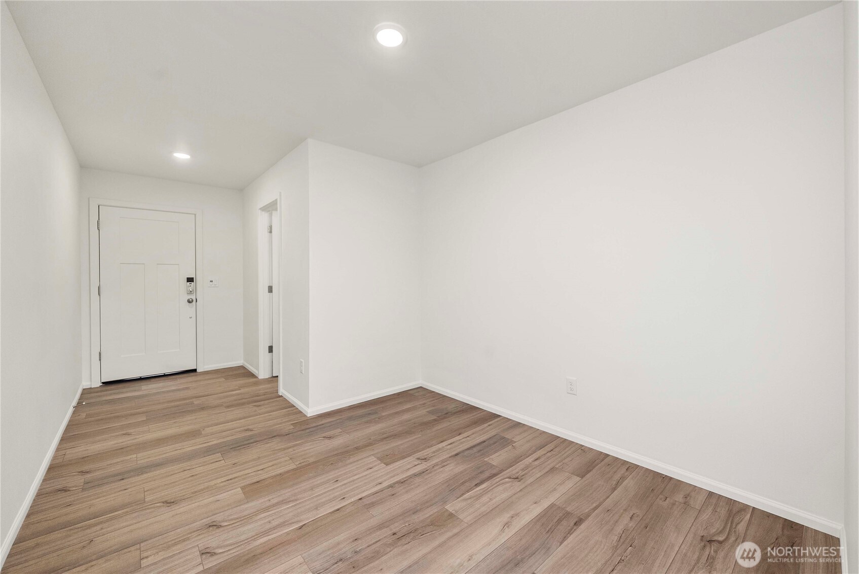 9902 Ferns Loop Property Photo 5