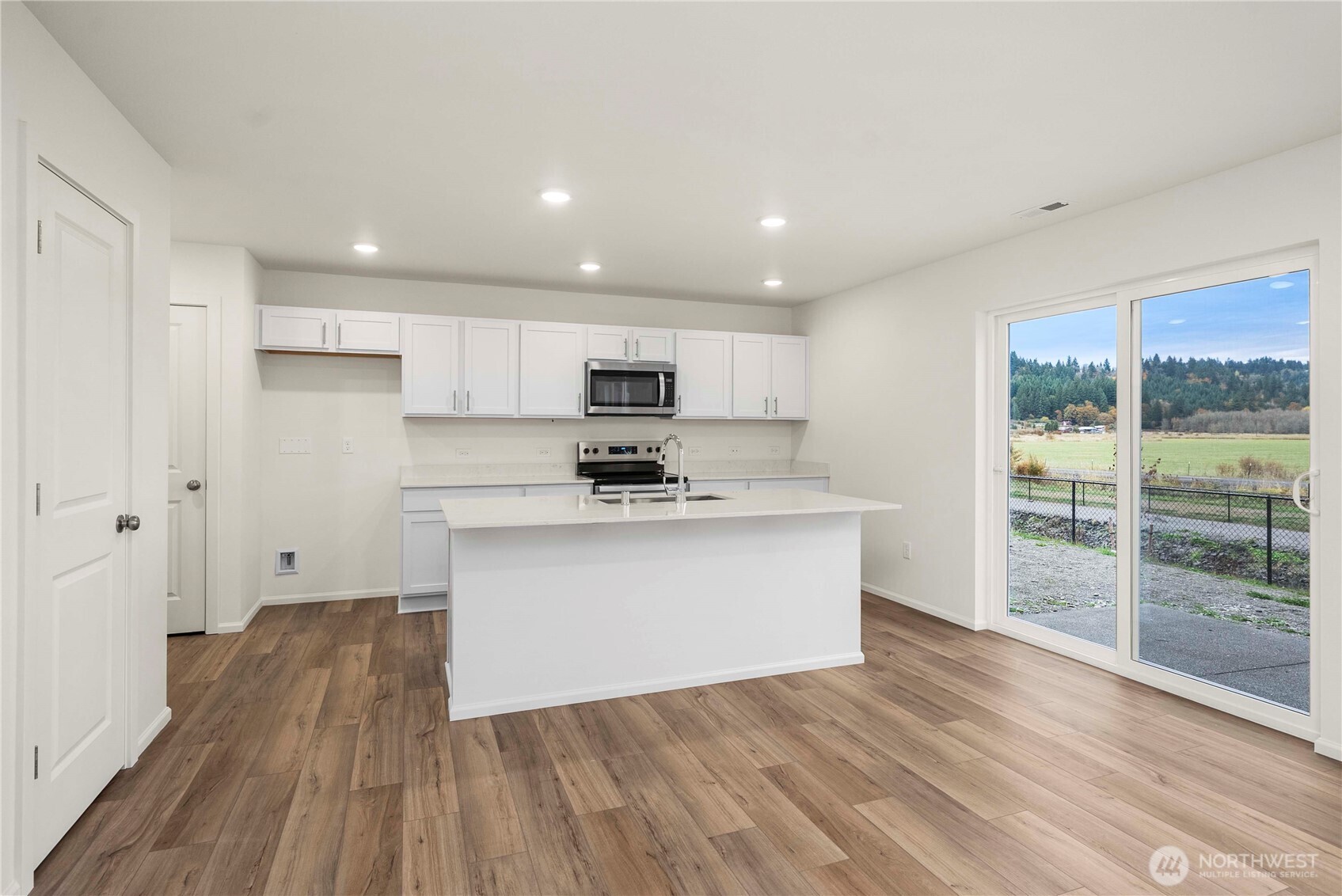 9902 Ferns Loop Property Photo 8