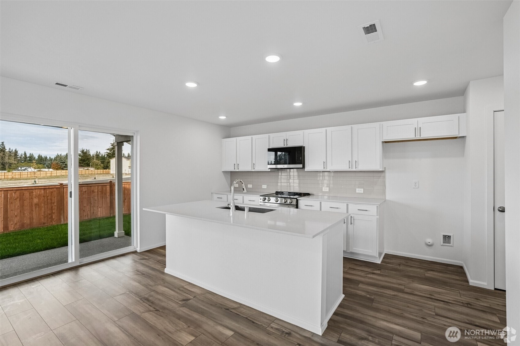 9902 Ferns Loop Property Photo 10