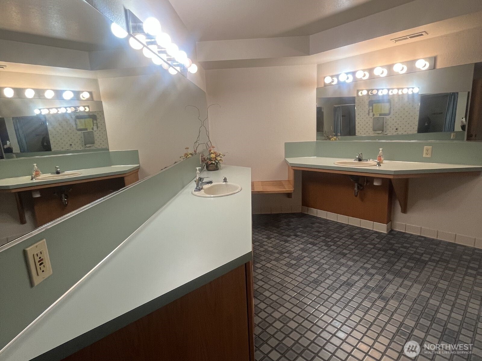 3901 Harborview Drive B25 Property Photo 13