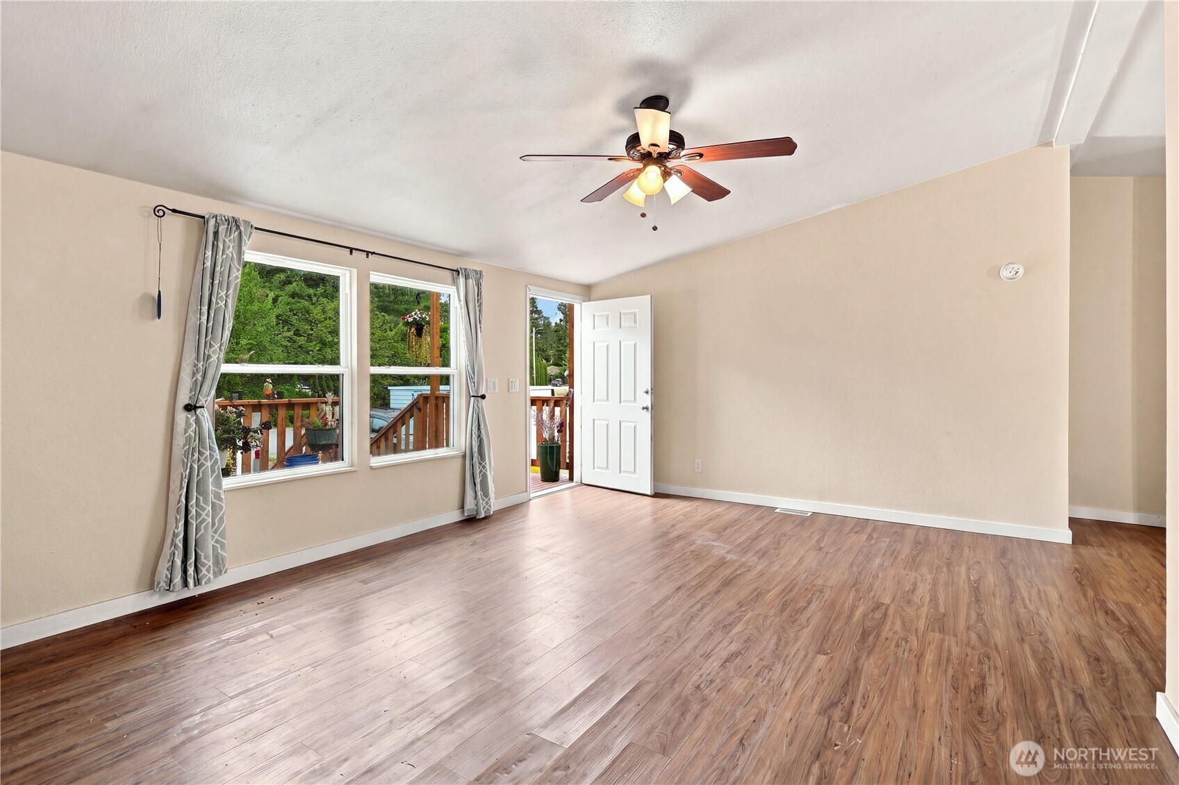 902 Timber Lane Property Photo 4
