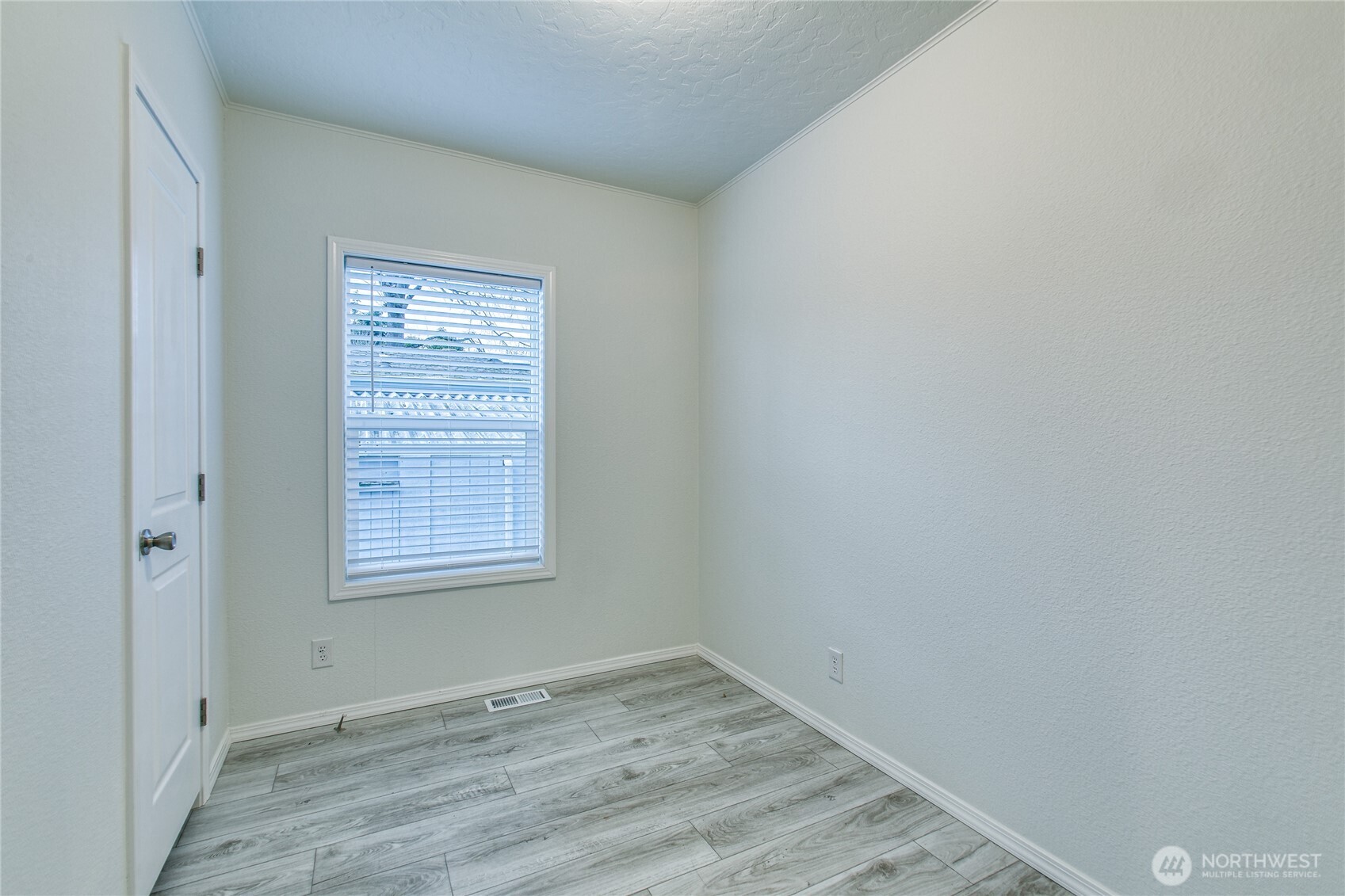 2400 Donovan Avenue 4 Property Photo 12