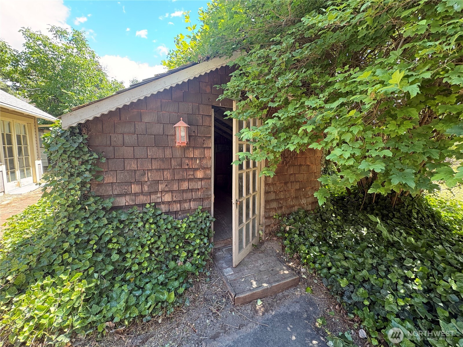 1127 Fern Avenue Property Photo 3