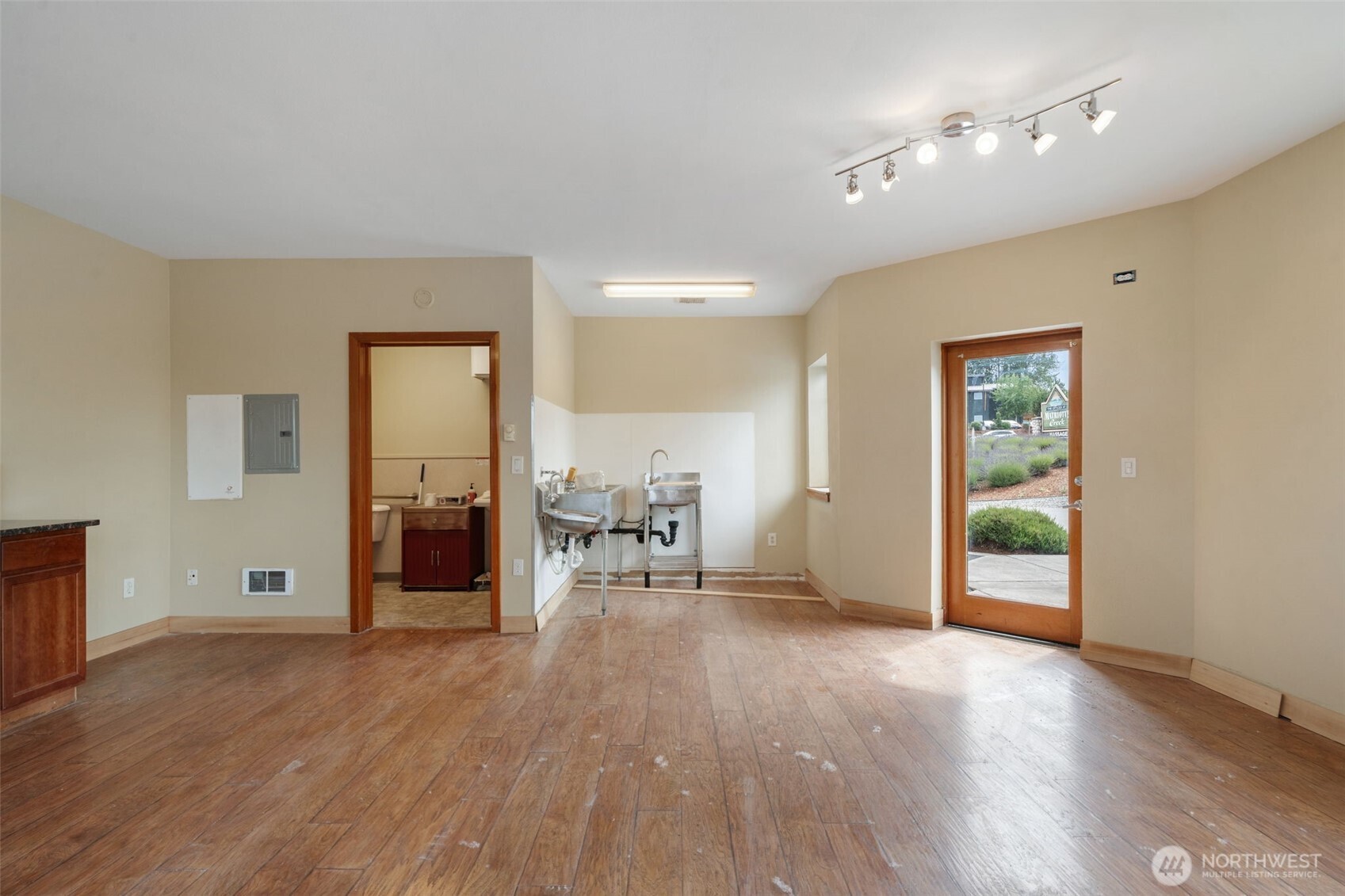 261043 Highway 101 C Property Photo 13