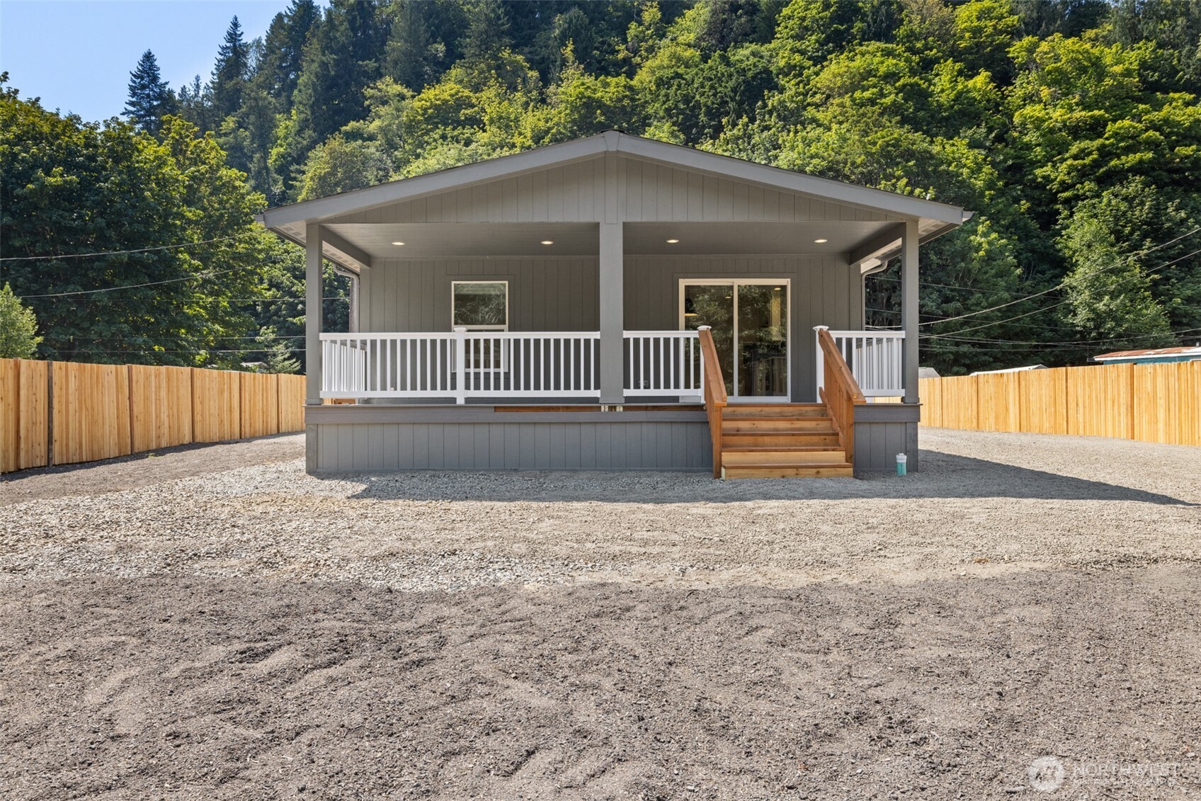 693 S Alder Lane Property Photo 4