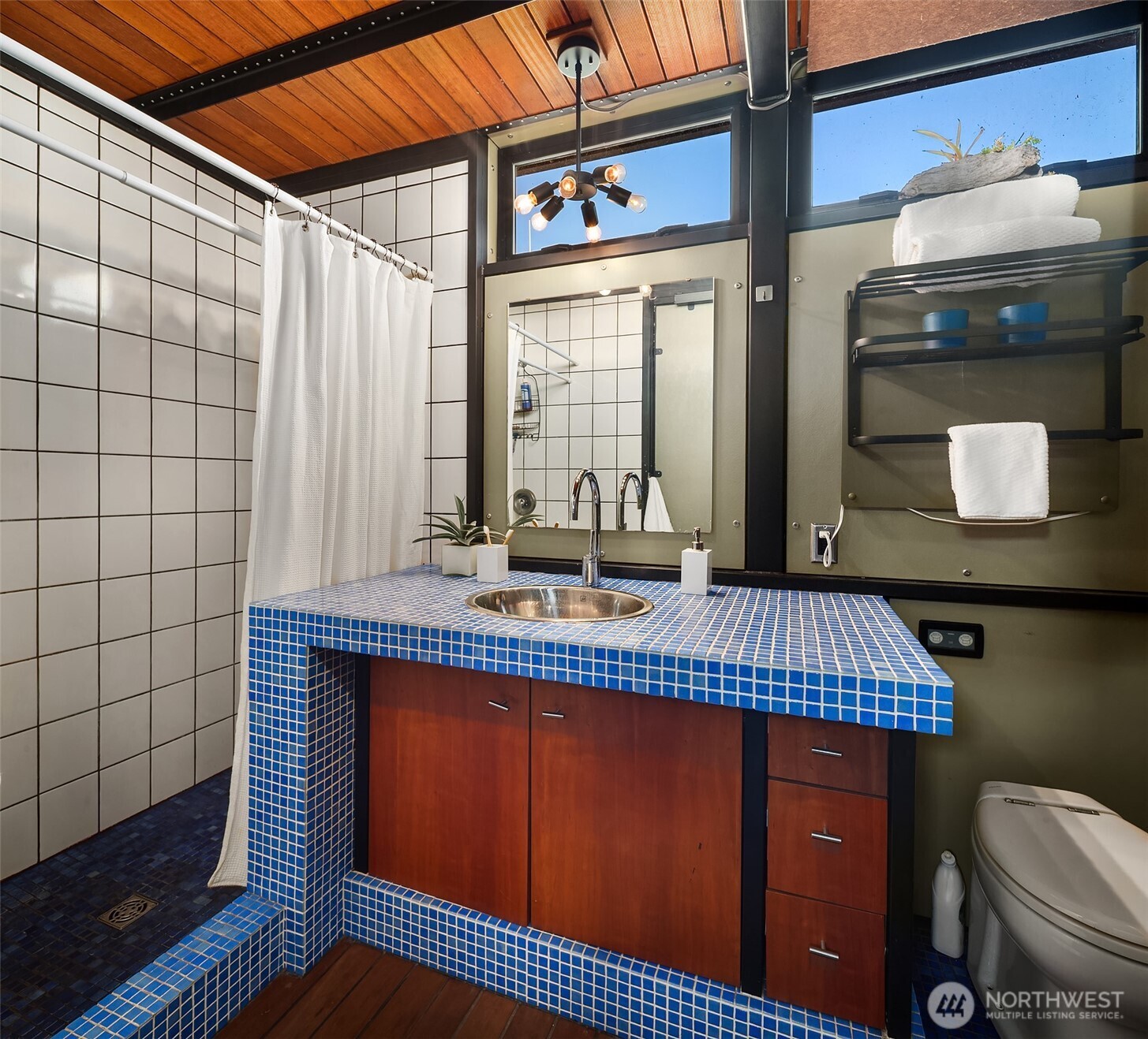 1301 N Northlake Way Property Photo 25