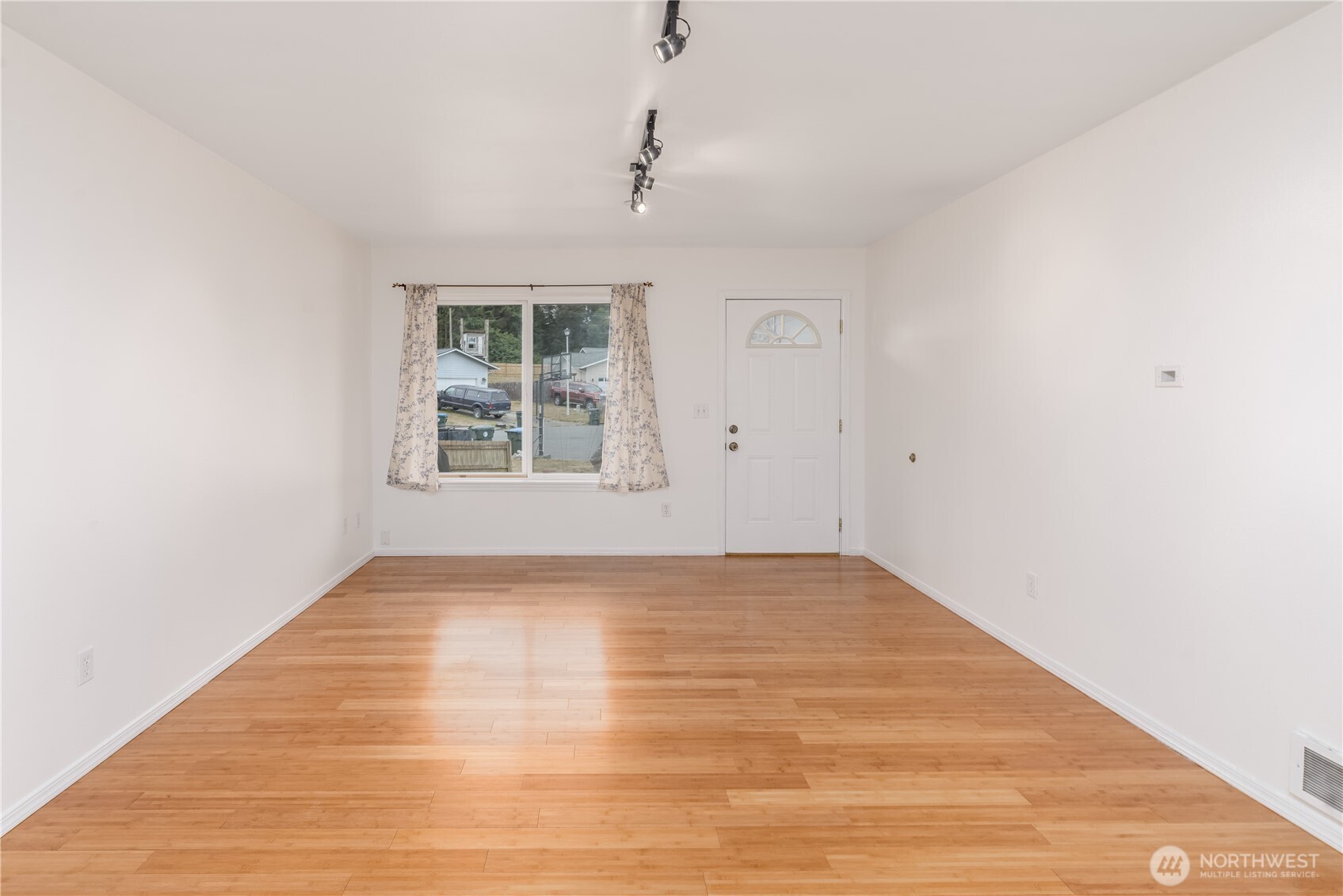 2419 Arbutus Ln Property Photo 4