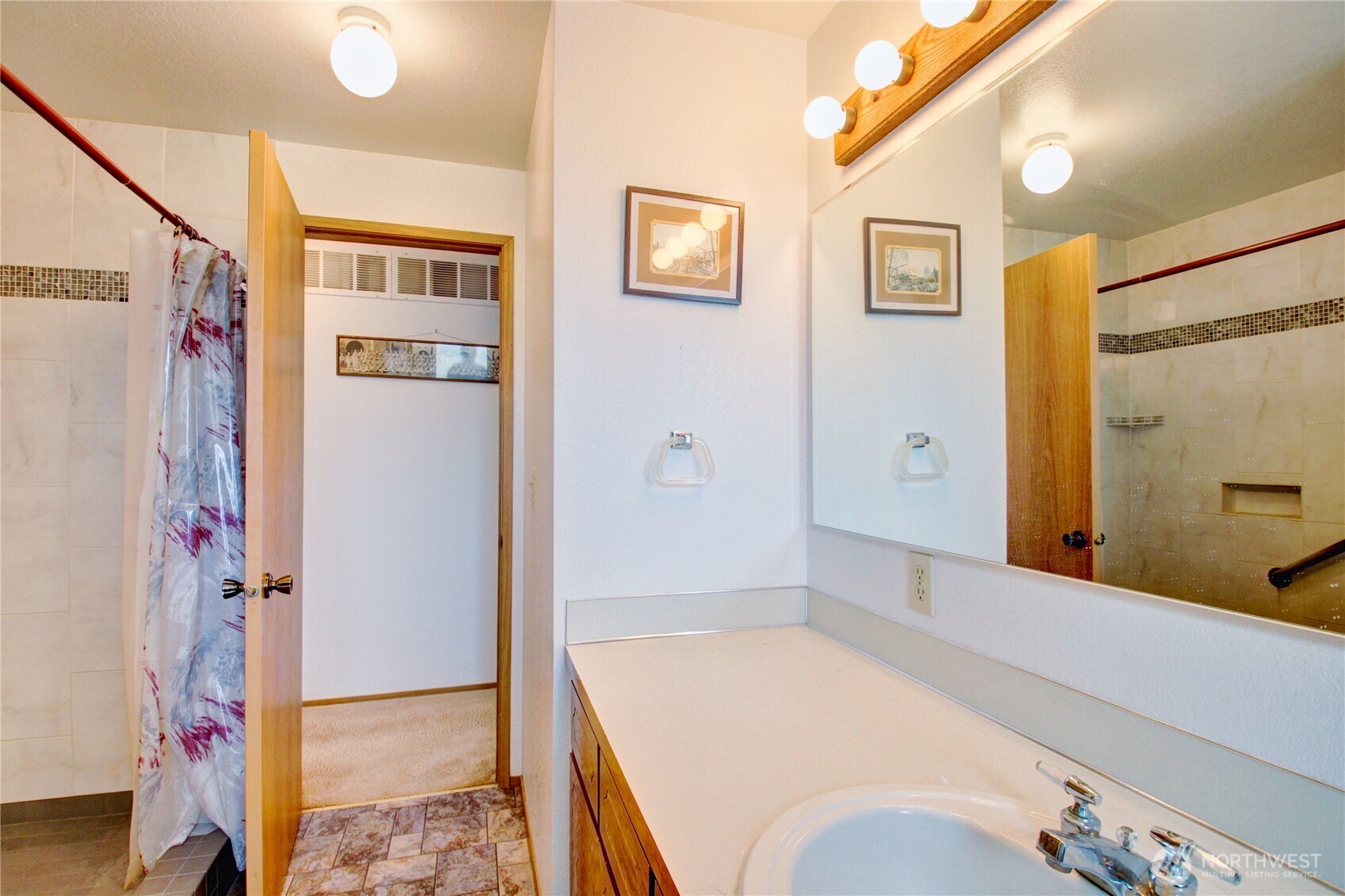 4417 Glasgow Way Property Photo 16