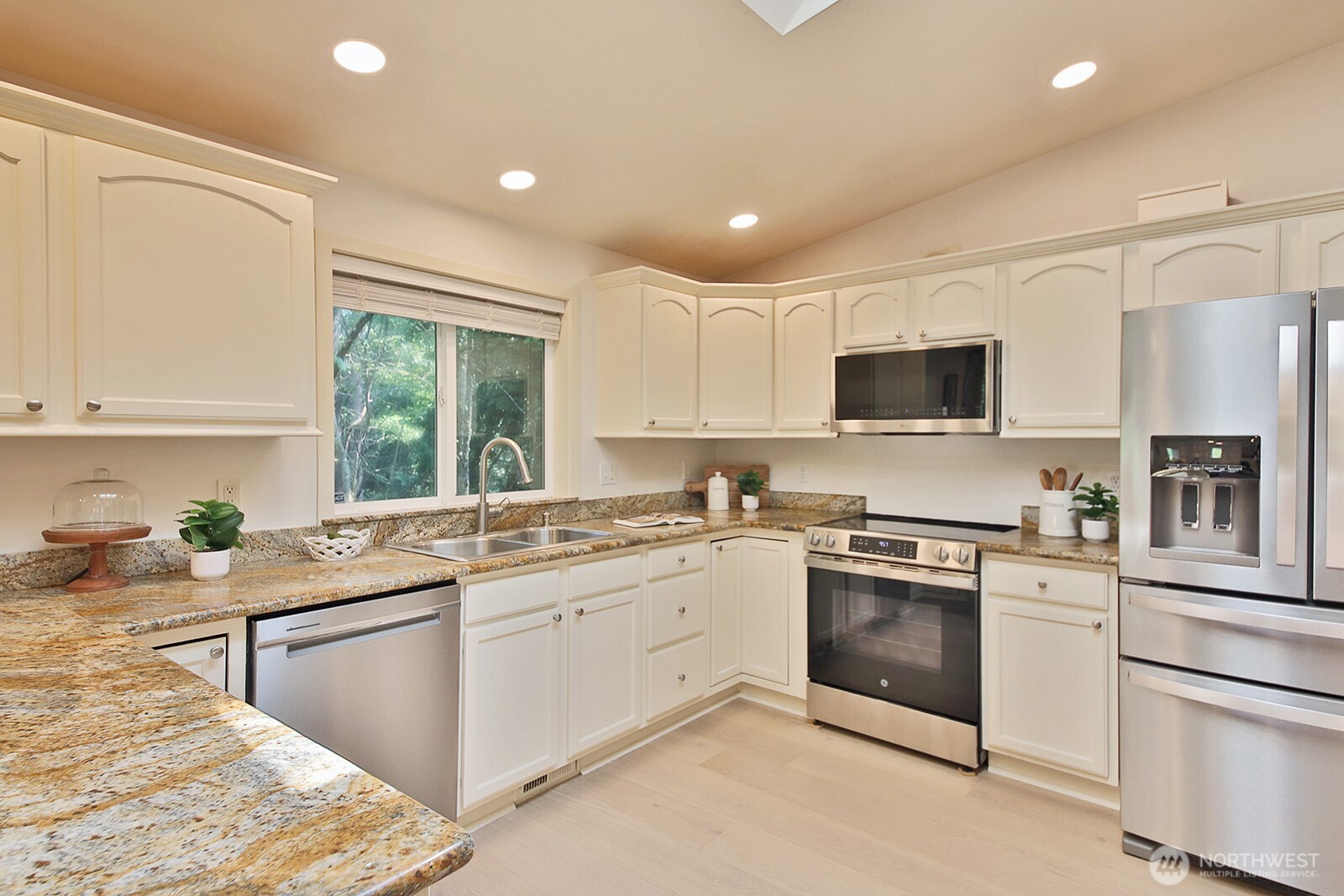 4323 Shadowood Drive Property Photo 10