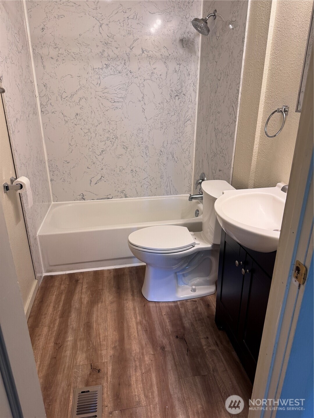 2533 E 3rd Street Property Photo 8