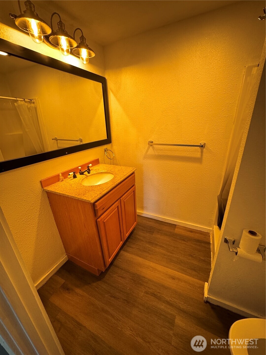 2533 E 3rd Street Property Photo 10