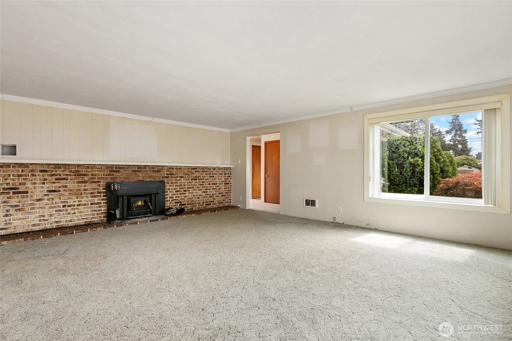 682 S Broadway Property Photo 4