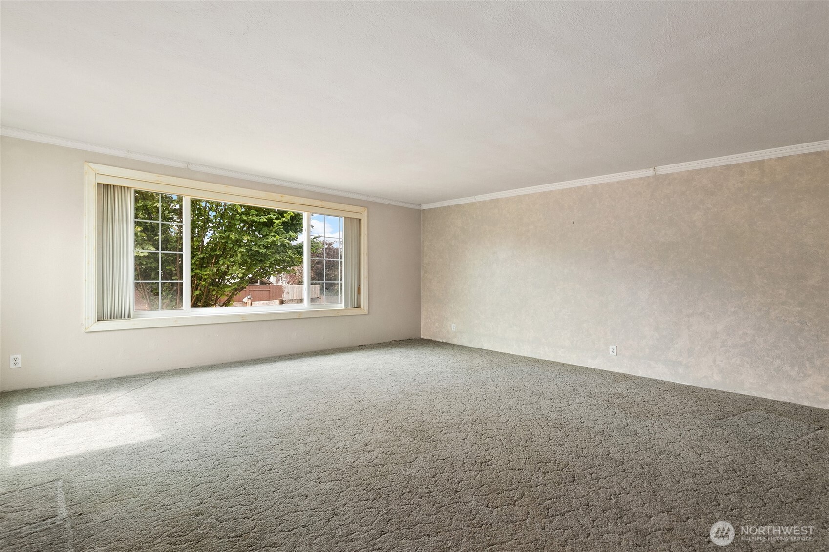 682 S Broadway Property Photo 5