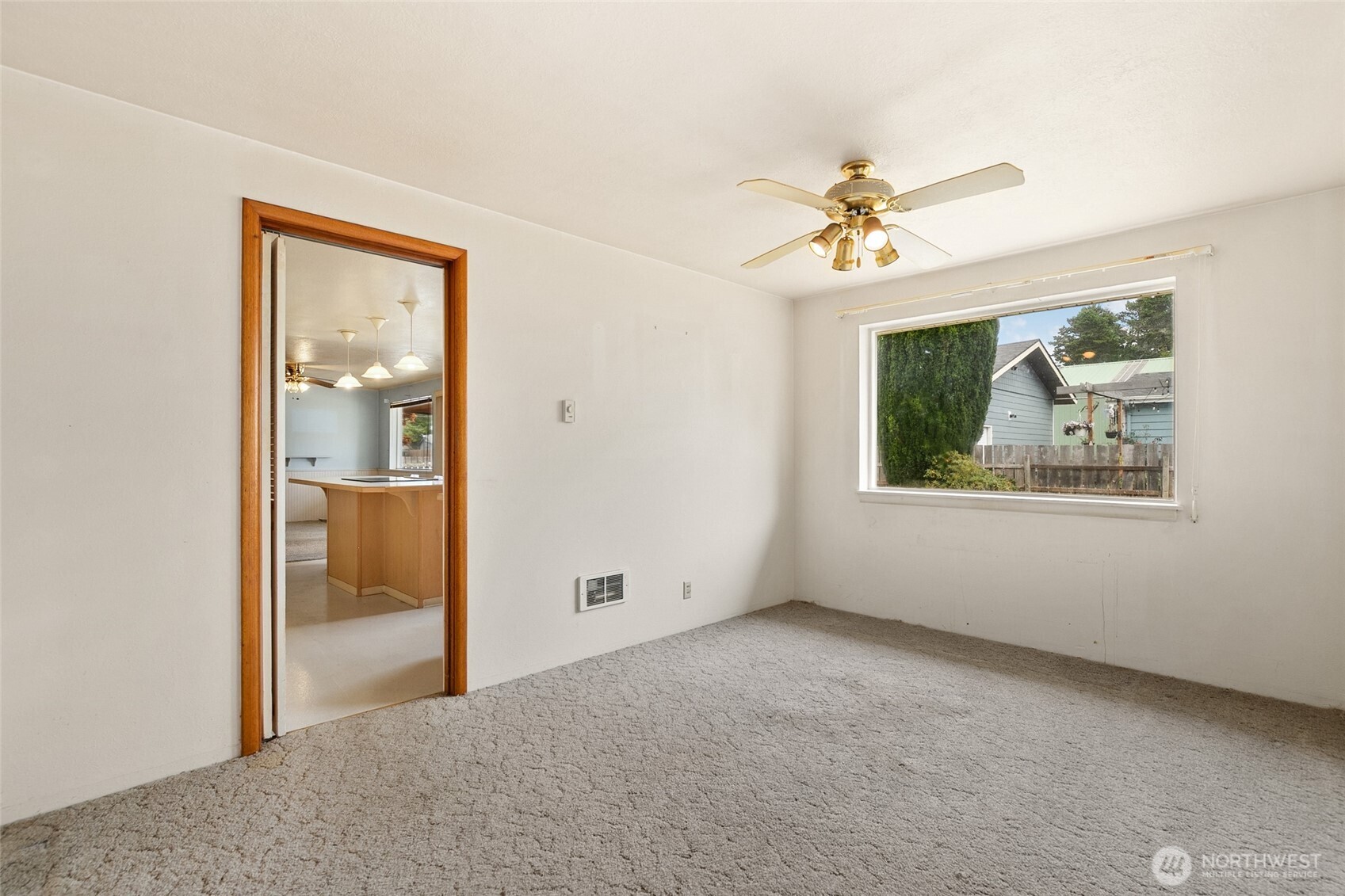 682 S Broadway Property Photo 6