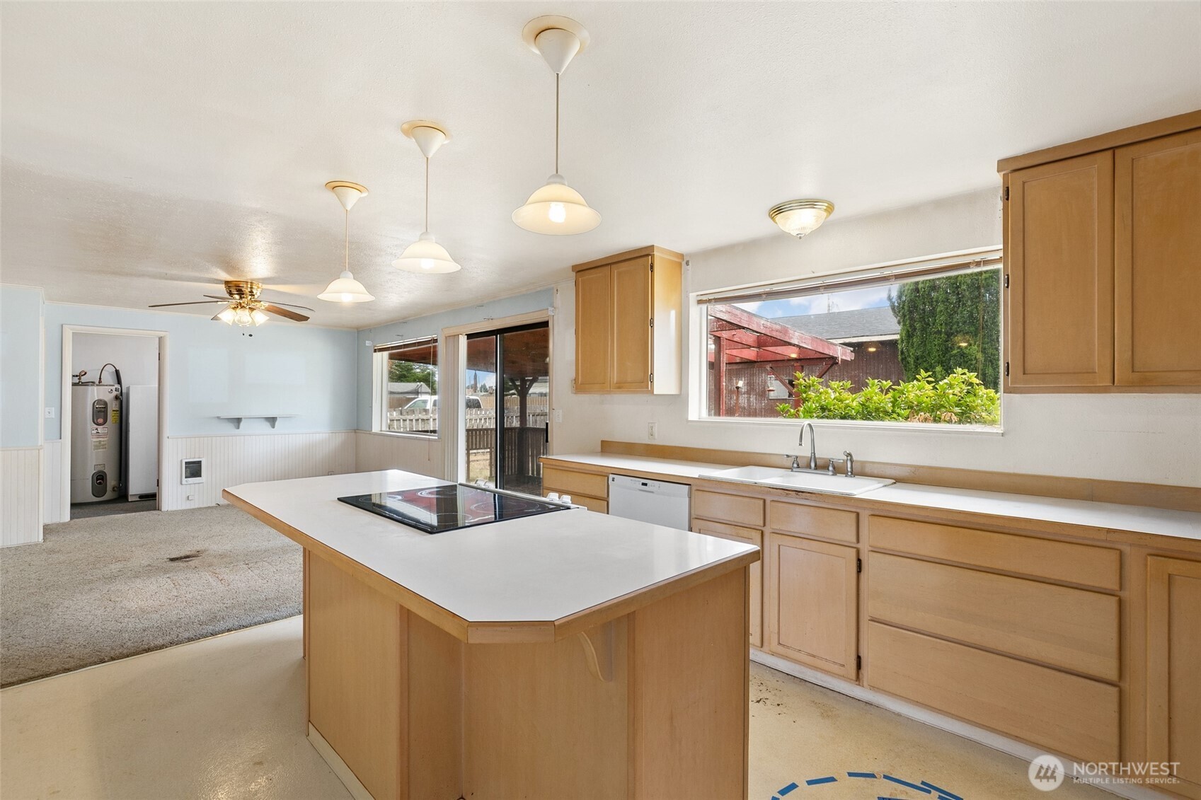 682 S Broadway Property Photo 7